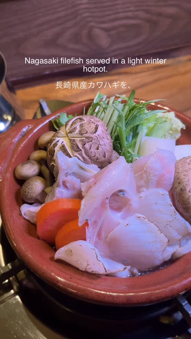 🍜 鴨ネギ煮干しラーメン

ราเมงเป็ดและปลาตัวเล็กกลิ่นหอมลึก
ซุปเข้มข้นจากเป็ด ไก่ ปลาแห้ง และน้ำสต็อกทะเล
เส้นบางหนึบ พร้อมอกเป็ดรมควันนุ่มฉ่ำ

和食料理人の技が光る。
旨みを重ねた鴨ネギ煮干しラーメン。
鴨肉・鶏ガラ・煮干し・魚介を合わせた深い味わいのスープに、
コシのある細麺と鴨の燻製チャーシューを添えた一杯です。

Duck & Niboshi Ramen crafted by Japanese chefs.
A layered broth of duck, chicken bones, niboshi, and seafood essence,
served with firm thin noodles and smoked duck chashu.

ご予約・お問い合わせはお電話または公式LINEよりお願いいたします。
For reservations or inquiries, please contact us by phone or via our Official LINE.

#Ramen #DuckRamen #JapaneseChef #BangkokRamen #Shakarich NiboshiBroth TokyoStyleRamen Thonglor Surawong JapaneseCuisine