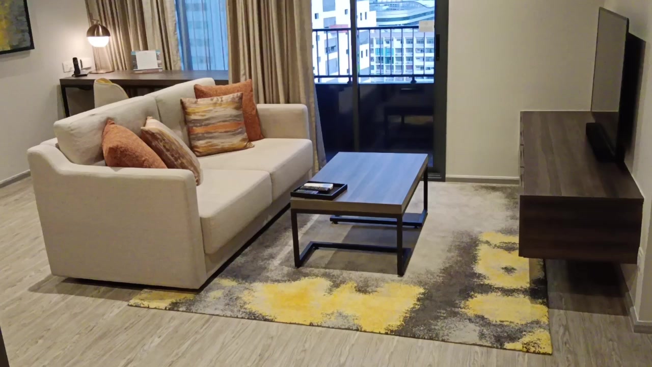 エレガントな暮らしをお探しのお客様に、Somerset Rama 9の1ベッド、57㎡の洗練されたお部屋をご紹介します🏢✨。アスコットグループの物件は、質の高いサービスで人気がありますので、安心してお住まいいただけます。📍このエリアは、MRTラマ9世駅やセントラルデパートに近く、生活の利便性が抜群です🛍️。また、近くには高速道路の出入口もあり、スムーズな通勤が可能です🚗💨。日本の方にはまだあまり知られていないので、新たな生活を始めるには絶好の場所かもしれません🌏。新生活を素晴らしい環境で始めてみませんか？私たちがお手伝いいたします！

We present to customers seeking an elegant lifestyle a sophisticated 1-bedroom, 57㎡ room at Somerset Rama 9🏢✨. Properties by the Ascott Group are renowned for their high-quality service, allowing you to live there with peace of mind. 📍This area is conveniently located near MRT Rama 9 Station and the Central Department Store, making everyday life extremely convenient🛍️. Additionally, there are expressway entrances nearby, enabling smooth commuting🚗💨. As this area is still relatively unknown among Japanese people, it might be the perfect place for you to start a new life🌏. Would you like to start your new life in a wonderful environment? We are here to help!

为追求优雅生活的您，隆重推荐Somerset Rama 9的一居室，57㎡精致公寓🏢✨。雅诗阁集团的地产以高品质服务而著称，让您可以安心入住。📍该区域距离MRT拉玛九世站和中央百货店非常近，生活便利性极佳🛍️。附近还设有高速公路出入口，通勤顺畅便捷🚗💨。对于日本人来说，这里还不太为人所知，也许是开启新生活的绝佳地点🌏。何不在优越的环境中开启全新生活？我们将竭诚为您提供帮助！

#アスコットグループ
#サービスアパート
#ラマ9世
#バンコク生活
#紅樹株式会社