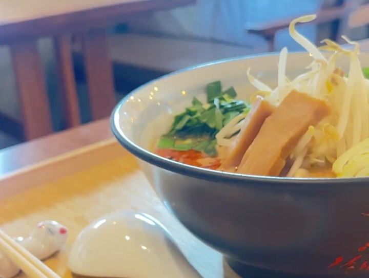 🍜 動物性食材ゼロ！濃厚ヴィーガン担々麺 🌱

Ramen Cafe IRODORI（いろどり）の隠れた人気メニューです✨
「これ本当に植物性だけ？」と驚かれるほどのコクは、たっぷりの胡麻と自家製ラー油の旨味から来ています🌶️
ヘルシーに済ませたいけど、味気ないのは嫌だ…という日にぴったりな一杯です😋

🏢 場所・雰囲気
バンコク・トンローSoi 13、アシュリーホテルの2階📍
大きな窓から通りを眺められる席で、ゆったりランチはいかがですか？☀️
ネコのマークが目印です😺

⏰ 営業時間
毎日 11:30〜21:00（通し営業・休憩なし）
ランチ難民の方も、遅めの昼食にどうぞ！🍽️

[English]
🌱 Rich & Spicy Vegan Tantanmen (100% Plant-Based)

Looking for a healthy but satisfying meal in Thong Lo? 🇹🇭
Our "Vegan Tantanmen" offers a rich sesame broth and spicy chili oil without ANY animal products 🍜🚫🥩

📍 Location: Ramen Cafe IRODORI, 2nd Fl. Ashley Hotel, Sukhumvit 53 Alley (Thong Lo Soi 13)

🕒 Open Daily: 11:30 - 21:00 (No break! Come anytime)

😺 Look for the Cat logo!

[Thai]
🍜 ราเมนทันทันเมนสูตรวีแกน (Vegan Tantanmen) 🌱
รสชาติเข้มข้น หอมกลิ่นงา และเผ็ดกำลังดี! 🌶️✨
ราเมนชามนี้ไม่มีส่วนผสมของเนื้อสัตว์ 100% (Plant-based) เหมาะสำหรับสายสุขภาพหรือท่านที่ทานมังสวิรัติ 🥗

📍 พิกัด: Ramen Cafe IRODORI (ราเมน คาเฟ่ อิโรโดริ) ชั้น 2 โรงแรม Ashley Hotel ทองหล่อ ซอย 13

🕒 เวลาเปิด: เปิดทุกวัน 11:30 - 21:00 น. (เปิดตลอดวัน ไม่มีพักเบรก 😺)

#RamenCafeIRODORI #VeganRamenBangkok #VeganTantanmen #ヴィーガン担々麺 #バンコクヴィーガン ThongLoLunch ThongLoRamen BangkokCafe ราเมนวีแกน ทองหล่อ バンコクランチ トンロー 通し営業