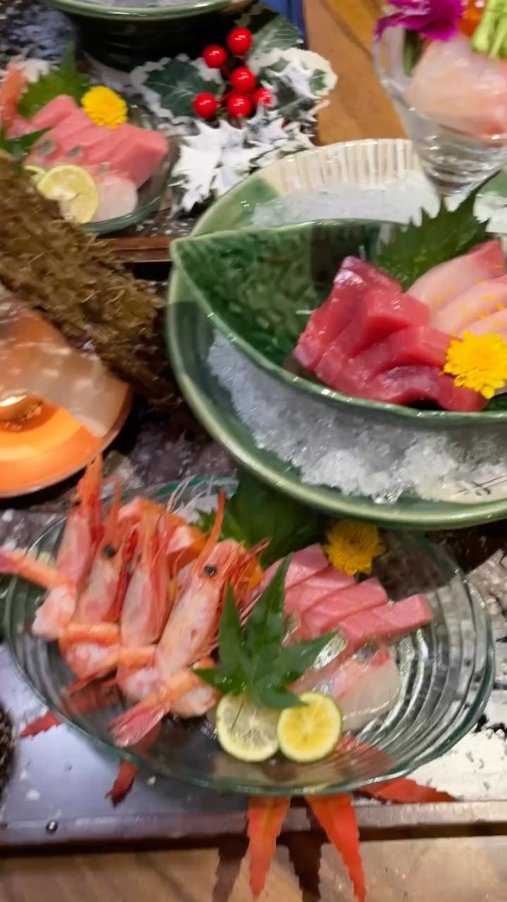 ซาชิมิ “ยูกิมิโมริ”
แรงบันดาลใจจากทิวทัศน์หิมะของญี่ปุ่น
คัดสรรปลาตามฤดูกาล จัดจานอย่างประณีตให้สวยงามและอร่อยยิ่งขึ้น
ลิ้มรสเสน่ห์ของฤดูหนาวในหนึ่งจานพิเศษ

สำหรับการจองหรือสอบถามเพิ่มเติม
ติดต่อได้ทาง LINE Official ในโปรไฟล์ หรือโทรศัพท์ของร้านค่ะ

——————
日本の雪景色をイメージした、
冬だけの特別な刺身「雪見盛り」。
旬の魚をより美しく、より美味しく。
季節の趣を感じる一皿をぜひ。

ご予約・お問い合わせは
プロフィールの公式LINE またはお電話まで。

——————
“Yukimi-Mori” sashimi,
inspired by Japan’s serene snowy landscapes.
Seasonal fish presented with elegance and purity,
bringing you the refined taste of winter in one beautiful plate.

For reservations or inquiries,
please contact us via our Official LINE in the profile or by phone.

#雪見盛り #Sashimi #ซาชิมิ #JapaneseCuisine #冬の味覚 YukimiMori BangkokJapanese FineDining Shakarich ThonglorSurawong