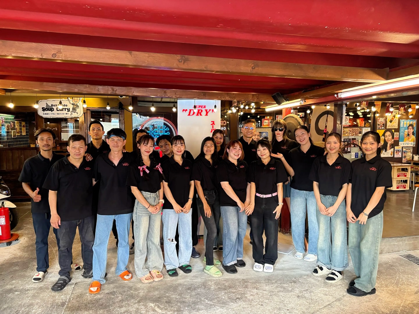 🤝
昨日のトンロー横丁 なまら混みました！！
カレー屋のお客さん含めたら200名以上のご来店！！
ありがとうございます‼️

スゲェ、愛されてるな、、お店を続けてきて良かった🥲
なんか昨日コロナの頃の話をする機会がありましてね。
マジであの時は大変だったっス、よく生き残ったなー
ってその時期を乗り越えたから強くなって今がある‼︎
まぁ、調子乗らずに”やるべきことやる“
トン横は何だろうな？雨季に向けて修繕とかだな〜
咖喱屋とルンバは もっともっと頑張ります🔥

では本日ASAHI BEERイベント最終日ですー
日曜日通し営業なので昼呑みもお気軽に🍻

#トンロー横丁 #北海道スープカレー屋 #トンロー #🇹🇭
#久々に自分で考えた文章で投稿 ♪( ´θ｀)ノ