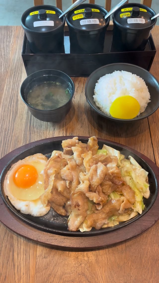 🥳🥳🥳พิเศษเฉพาะกะทะร้อน ข้าวเติมได้ไม่อั้นค่าาา🥳🥳
Bara Miso Tappan 
🥘🥘🥘🥘 
 เปทันจากฟุกุโอกะกะทะร้อน ผักกระหล่ำใส่หมูหมักสูตรพิเศษ เสิร์ฟมาในกะทะร้อน นอกจากนี้ยังมีหลากหลาย ท็อปปิ้งเพิ่มความอร่อย ทานคู่กับซอสมิโซะ ให้รสชาติกลมกล่อมมากขึ้นแนะนำเลย 🥰 ทาทิ
☆ คาระมิโซะ มิโซะรสชาติเค็ม
☆ คาเรมิโซะ มิโซะรสเผ็ด
☆ อามะมิโซะ มิโซะรสหวาน
นึกถึงเมนูกระทะร้อนนึกถึงเรา ต้นตำหรับอาหารญี่ปุ่น 👍

☕️ ร้าน ฮากาตะ คอฟฟี่ เปิดให้บริการเวลา 08:00น. - 16:00น.
(เครื่องดื่มลด 50% ไม่รวม Softdrinks)
ติดต่อสอบถาม ☎️ 02 0730809
.
📲 สามารถสั่งอาหารเดริเวอร์รี่ ส่งถึงหน้าประตู ดูเมนูออนไลน์ได้ที่ 
Grab: https://bit.ly/303QHYr
Wongnai Lineman :  https://lin.ee/ieqzISN
.
#hakatacoffeebkk #coffee  #cafe #food #japanfood lunch  hakataironman hakataironmanthonglor  เทปันยากิ สไตล์ญี่ปุ่น สตามิน่าเทปปัง สตามิน่า stamina สุขุมวิท35 สุขุมวิท อาหารญี่ปุ่น กะทะร้อน stamina staminatemppan curryset สไตล์ญี่ปุ่น 2025春婚