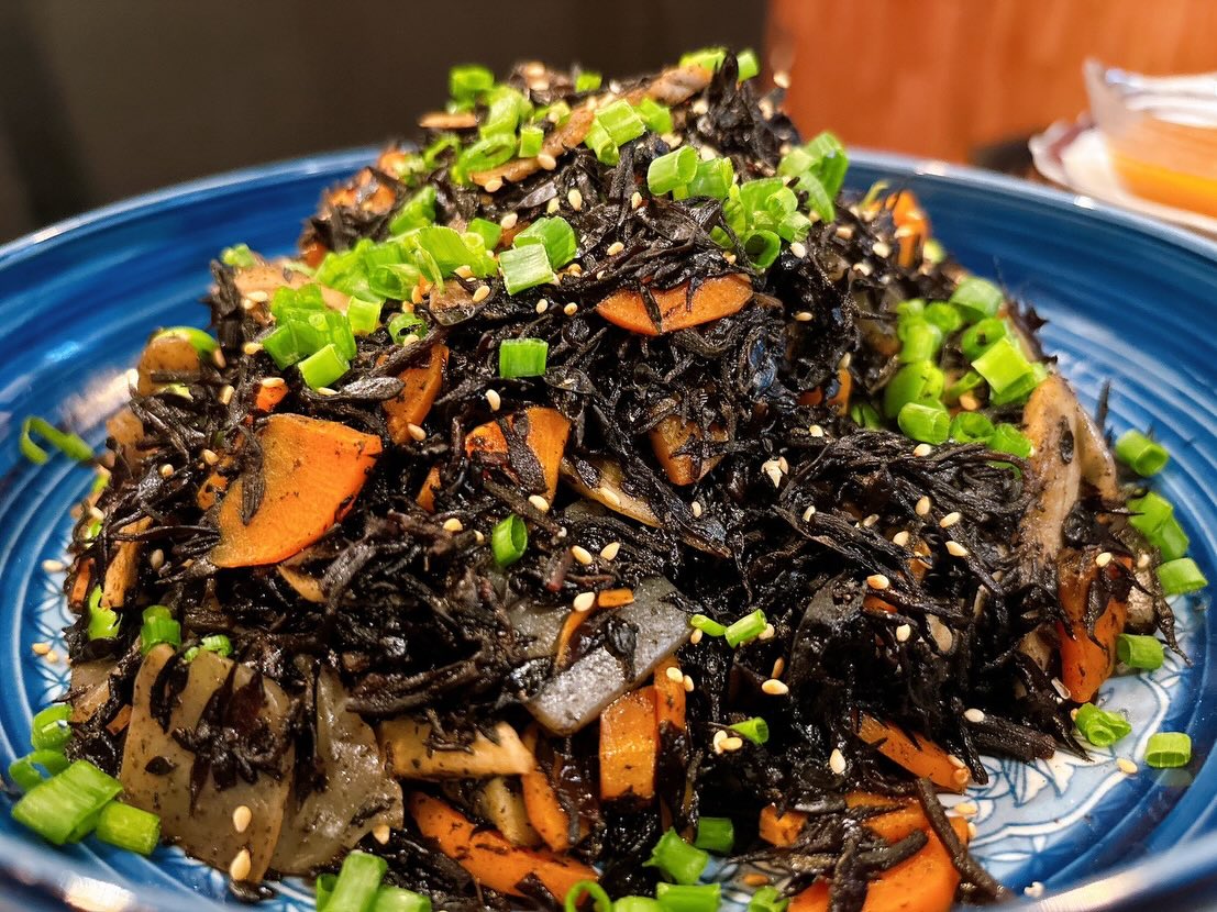 2月最終週始まってしまいました…
ユキちゃんラストウィークです😭
皆様最後に会いに来てあげてください
皆様のご来店お待ちしております♪

おひとりさま大歓迎！
カウンター席大人気

おばんざい、鉄板焼きメニュー
二階テーブル席、三階個室完備
一階カウンター席でもオーダー可能です

黒兵衛では
各種ご宴会のご予約承ります♪
コース1,000バーツ〜
飲み放題 300バーツor 400バーツ

二階テーブル席
三階9名様までの小宴会用個室ございます。

よろしくお願いします♪

2月もHappy hour 開催中です
17:00〜19:30

キリンビール大瓶　120B
ウィスキーハイボール　80B

Happy hour in  February❗️
17:00〜19:30
Kirin Beer Big Bottle 120B
Whisky Hi-ball 80B

#バンコク創作料理居酒屋 #バンコク日本料理店 #バンコク小料理屋 #バンコクおひとりさま #バンコク1人飲み プラカノン バンコク日本人女性スタッフ常駐 バンコクおかみさん バンコクお好み焼き屋 バンコク鉄板焼き  バンコクおばんざい  japanesefood bangkok phrakhanong japaneserestaurant reopen happyhour obanzai bangkokokonomiyaki bangkokteppanyaki