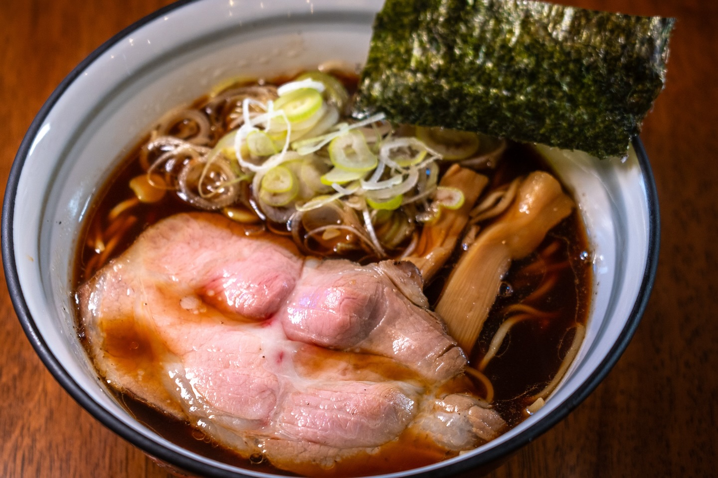 【熟成醤油そば / Jukusei Shoyu Soba / ราเมนโชยุบ่ม】🍜

バンコク・トンローのRamen Cafe IRODORI（いろどり）です！

本日のメニューは「熟成醤油そば」です。

本メニューは化学調味料を使用せず、玉ねぎをベースに、野菜・動物系（豚骨、鶏ガラ）・魚介系の出汁と厳選醤油を合わせ、一定期間寝かせて熟成させたスープを使用しています。

高山中華そばを原型とし、旧店舗「RAMENWAKYU」から引き継いだ独自のレシピで調理。麺は日系製麺所と共同開発した特注麺、トッピングには長時間煮込んで仕上げた豚バラチャーシューを添えています。化学調味料不使用のため、お子様からお年寄りまで安心してお召し上がりいただけます。

ราเมนโชยุบ่มสูตรพิเศษ ไม่ใส่ผงชูรส (No MSG) 100% ใช้น้ำซุปที่เคี่ยวจากหอมหัวใหญ่ ผักต่างๆ กระดูกหมู ไก่ และอาหารทะเล ผสมกับโชยุคัดพิเศษและบ่มจนรสชาติกลมกล่อม
สืบทอดสูตรดั้งเดิมจากร้าน “RAMENWAKYU” โดยมีต้นแบบจาก ทาคายาม่า ชูค่าโซบะ ทานคู่กับเส้นสดสั่งทำพิเศษและหมูชาชูต้มเปื่อย นุ่มละมุน รสชาติสะอาดที่ทานได้ทั้งครอบครัว

No MSG. 
Our Jukusei Shoyu Soba features an aged soup based on onions, blended with vegetables, pork, chicken, seafood, and premium soy sauce.
Inheriting the original recipe of “RAMENWAKYU” (Takayama Chuka Soba style). 
Served with custom-made noodles and slow-cooked pork belly chashu. A healthy and balanced bowl that everyone from children to the elderly can enjoy.

📍 Shop Info / ข้อมูลร้าน
	• Location: Sukhumvit 53 Alley, Ashley Hotel 2nd Floor (Near Nihonmura)
	• Hours: 11:30 - 21:00 (Open Daily / No Break)
	• Symbol: Cat Logo at the entrance 🐱

#RamenCafeIRODORI #RAMENWAKYU #NoMSG#BangkokRamen #ThonglorFood ราเมน バンコクグルメ 化学調味料不使用 熟成醤油そば 高山中華そば トンロー