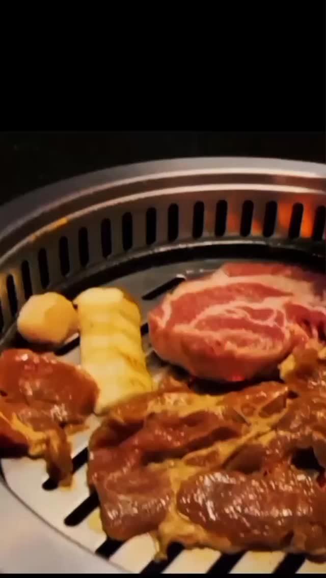 Fresh grilled pork neck and pork barbecue BBQ🇰🇷
We grill for our customers, hot and juicy on the table 🥓🥩🍽
Come and enjoy KoreanBBQ with us today !🤗🤗

#dongdaemun Asoke #Korean BBQ #Grill for you #Pork neck #pork barbecue 

คอหมูย่างสดๆ และบาร์บีคิวหมู 🇰🇷
เราย่างให้ลูกค้า ร้อนๆ ฉ่ำๆ เสิร์ฟถึงโต๊ะเลย 🥓🥩🍽
มาลิ้มลองบาร์บีคิวเกาหลีกับเราวันนี้เลย! 🤗🤗

ดงแดมุนอาโซเกะ บาร์บีคิวเกาหลี ย่างให้คุณ คอหมู บาร์บีคิวหมู