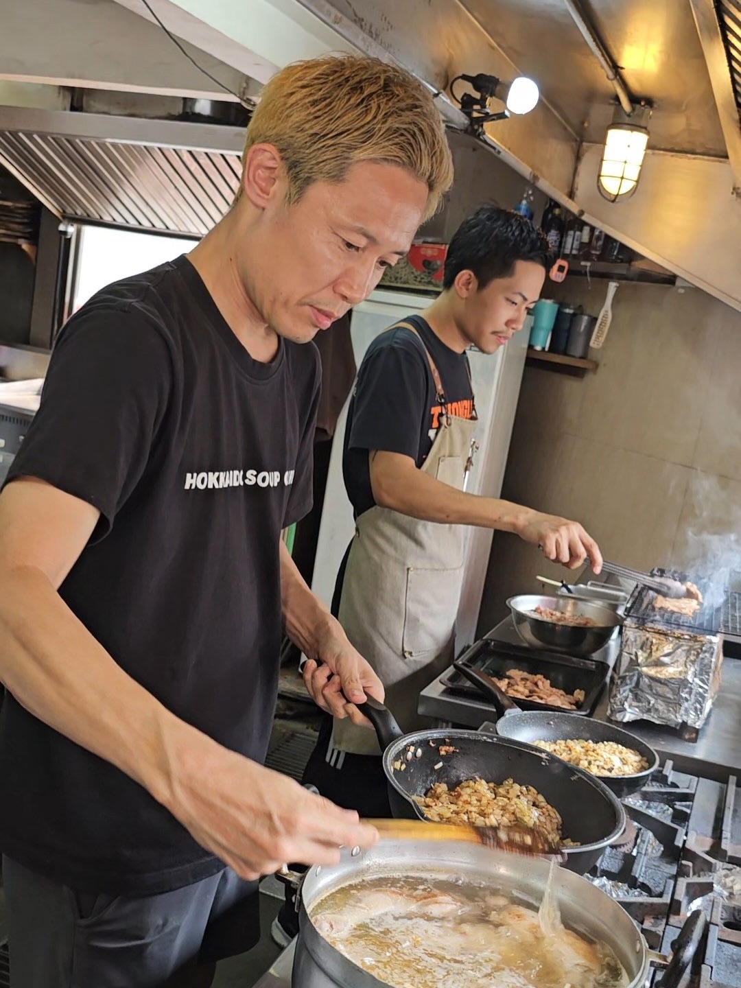 🍲
🔥 กรุงเทพฯ มีร้านซุปแกงกะหรี่ฮอกไกโดแท้ ๆ แค่ที่เดียว 🔥

นี่ไม่ใช่แกงกะหรี่ธรรมดา
แต่นี่คือ “Soup Curry” สไตล์ฮอกไกโดแท้ ๆ

เชฟชาวฮอกไกโดเคี่ยวซุปเองทุกวัน
น้ำซุปใสแต่ลึก หอมเครื่องเทศแบบญี่ปุ่น
ผักชิ้นใหญ่เต็มคำ ไก่นุ่ม ๆ ไข่ออนเซ็นเยิ้ม ๆ

เห็นแบบนี้แล้ว…ยังไม่หิวอีกเหรอ? 😏

🌞 กลางวัน 11:30–15:00
เปิดเป็นร้านซุปแกงกะหรี่โดยเฉพาะ
ไม่มีเมนูอิซากายะ

🌙 ตอนเย็นสั่งได้ทุกเมนู
ออเดอร์ได้ถึง 21:30

ลองสักครั้ง แล้วคุณจะเข้าใจว่าทำไมคนญี่ปุ่นถึงรักเมนูนี้มาก

#ThonglorYokocho
#HokkaidoSoupCurry
#ทองหล่อกินอะไรดี
#ร้านอาหารญี่ปุ่น
#สายกินต้องลอง