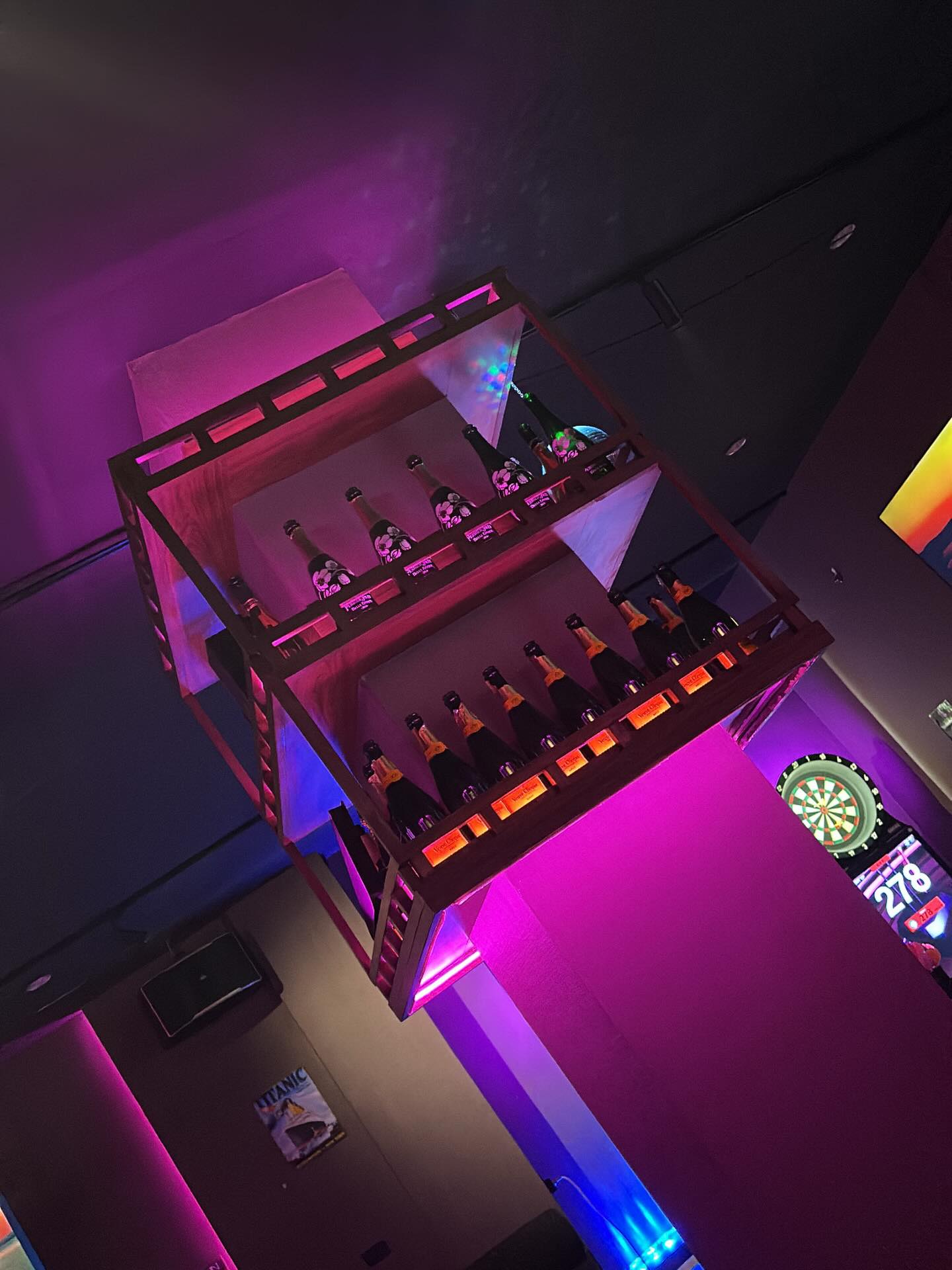 皆さん、こんにちは🍹✨ 今週も新たな一週間が始まりましたね！当バーは本日も元気にオープンしております🍸 2月ももう少しですが、お仕事の後にリラックスしに来ませんか？今夜は何をする予定ですか🕺💃？

先日、当店スタッフかつムエタイファイターの彼が、21日土曜日の試合で見事勝利しました🎉🥊 減量しながらも努力し続けた彼の快挙に、全スタッフも会場で大興奮でした🔥 ぜひ、お店にお越しの際は「おめでとう！」の一言と、お祝いの一杯をいただけますと🔥

カラオケ🎤、ダーツ🎯、ビリヤード🎱もお楽しみいただけますので、ぜひ遊びに来てくださいね！皆様のお越しを心よりお待ちしております🥂

Hello everyone🍹✨ A new week has begun! Our bar is open lively as always today🍸 February is almost over, but why not come and relax after work? Do you have any plans for tonight🕺💃?

The other day, our staff member and Muay Thai fighter won an amazing victory at his match on Saturday the 21st🎉🥊 All our staff were super excited at the venue about his great achievement, accomplished even while cutting weight🔥 When you visit the bar, please do give him a "congratulations!" and raise a celebratory glass🔥

You can also enjoy karaoke🎤, darts🎯, and billiards🎱, so please come and have fun! We sincerely look forward to seeing you🥂

#今週も頑張ろう
#ムエタイ
#勝利の乾杯
#スタッフ愛
#お祝い