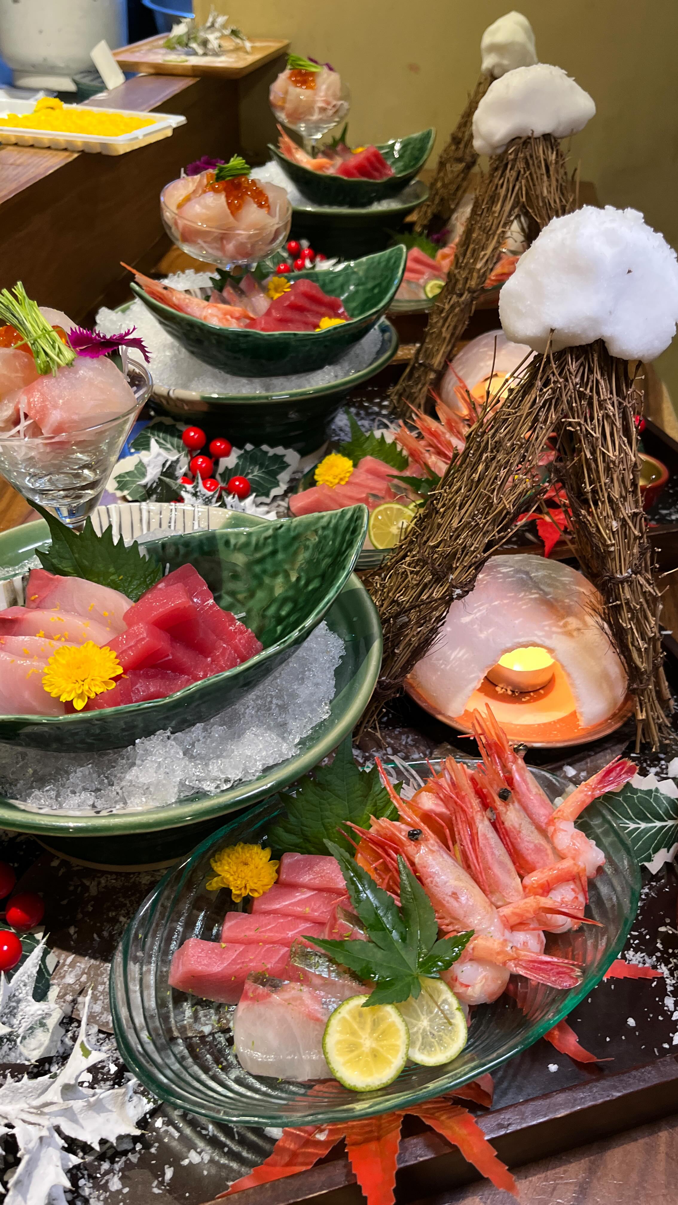 ซาชิมิ “ยูกิมิโมริ”
แรงบันดาลใจจากทิวทัศน์หิมะของญี่ปุ่น
คัดสรรปลาตามฤดูกาล จัดจานอย่างประณีตให้สวยงามและอร่อยยิ่งขึ้น
ลิ้มรสเสน่ห์ของฤดูหนาวในหนึ่งจานพิเศษ

สำหรับการจองหรือสอบถามเพิ่มเติม
ติดต่อได้ทาง LINE Official ในโปรไฟล์ หรือโทรศัพท์ของร้านค่ะ

——————
日本の雪景色をイメージした、
冬だけの特別な刺身「雪見盛り」。
旬の魚をより美しく、より美味しく。
季節の趣を感じる一皿をぜひ。

ご予約・お問い合わせは
プロフィールの公式LINE またはお電話まで。

——————
“Yukimi-Mori” sashimi,
inspired by Japan’s serene snowy landscapes.
Seasonal fish presented with elegance and purity,
bringing you the refined taste of winter in one beautiful plate.

For reservations or inquiries,
please contact us via our Official LINE in the profile or by phone.

#雪見盛り #Sashimi #ซาชิมิ #JapaneseCuisine #冬の味覚 YukimiMori BangkokJapanese FineDining Shakarich ThonglorSurawong