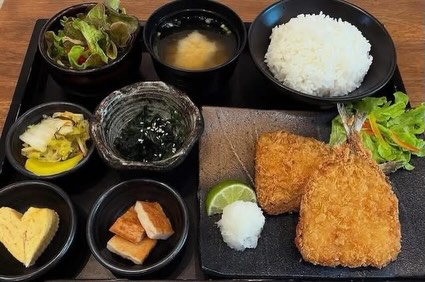 🍱🍱เซ็ตสุดคุ้ม อิ่มครบจบในถาดเดียว🍱
สั่งอาหารเซ็ตคู่กับเครื่องดื่ม รับส่วนลดเครื่อง
ดื่มทันที 50%🍹🍧
✨✨ทั้งอิ่ม ทั้งสดชื่น แบบนี้ต้องจัดแล้วนะ~✨✨
お得なセットメニュー /セットとドリンクをご一緒にご注文で、ドリンク50%OFF！！
美味しくてお得です！
🩵🔥🔥Hakata Coffee Bangkok
แวะมาทานกันนะคะ
#HakataCoffee #セットメニュー #lsla
โปรโมชั่นสุดคุ้ม#อาหารญี่ปุ่น #คาเพ่ญี่ปุ่น ‘V ≥
ク半額 BangkokCafe