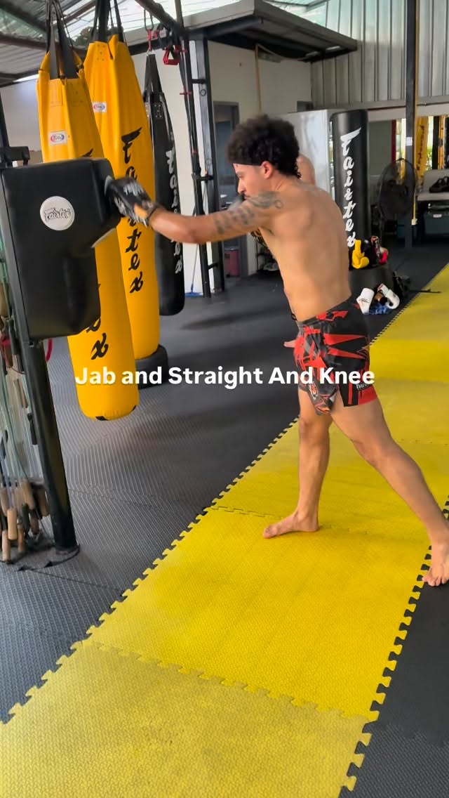 The purpose of this drill is explained in the comments 👇
这项训练的目的在评论区说明👇
ดูจุดสำคัญได้ในคอมเมนต์ครับ👇
重点在评论区👇

#muaythaitraining #泰拳训练