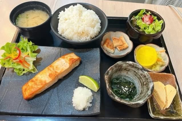 Promotion Discount 50% เมื่อสั่งทานคู่กับเครื่องดื่ม
🇯🇵🇯🇵ข้าวญี่ปุ่นร้อน ๆ🍱🍱🍱
กับแซลมอนย่างชิ้นโต
หอมละมุนทุกคำ
เสิร์ฟพร้อมซุปมิโสะ สลัดสด และเครื่องเคียง
ครบเซ็ท🍲☕️
อิ่มแบบญี่ปุ่นแท้ ๆ ในถาดเดียว
•
焼き鮭定食の
香ばしく焼いたサーモンと温かいご飯、味噌汁と小鉢付きで大満足セットです。
#อาหารญี่ปุ่น # JapaneseSet
#SalmonTeishoku #คาเฟ่ญี่ปุ่น #อร่อยบอก
ต่อ