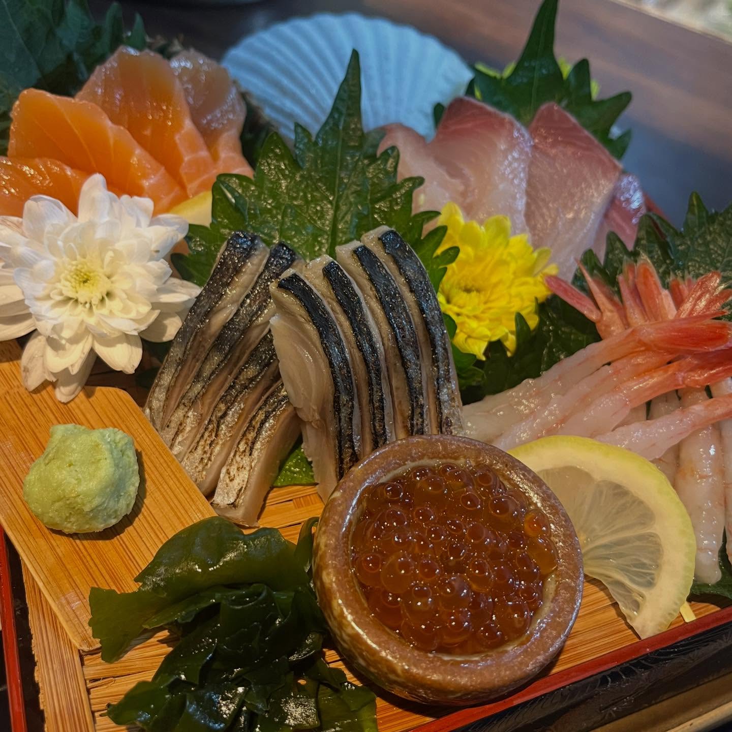 ยินดีต้อนรับสู่โลกแห่งรสชาติและความสดใหม่ของอาหารญี่ปุ่นที่ร้านของเรา! สัมผัสความสดของซาชิมิรวมที่คัดสรรมาอย่างพิถีพิถัน สำหรับผู้ที่รักในรสชาติแท้ เราขอแนะนำแซลมอนที่ละลายในปาก ซาบะดองรสเข้มข้น ฮามาจิที่สดทุกคำ กุ้งหวานที่เนื้อเด้ง และไข่ปลาแซลมอนที่เพิ่มความกรุบกรอบให้กับทุกคำ. ทุกชิ้นตัดมาอย่างดีเพื่อให้คุณได้ลิ้มลองรสชาติที่ยอดเยี่ยมในแบบญี่ปุ่นแท้ๆ. 
แวะมาที่ร้านเราแล้วสัมผัสบรรยากาศสบายในความสวยงามของอาหารทุกจานที่เตรียมมาอย่างใส่ใจ🍱. ร่วมเป็นส่วนหนึ่งของประสบการณ์การทานอาหารญี่ปุ่นที่น่าจดจำได้ที่นี่ 

私たちの店で日本料理の味と新鮮さの世界へようこそ！厳選された盛り合わせ刺身の新鮮さを体験してください。本格的な味わいを愛する方には、とろけるサーモン、濃厚な〆サバ、一口ごとに新鮮なハマチ、弾力のある甘エビ、そして一口ごとに食感を加えるイクラをおすすめします。すべてのネタは日本の本物の味を楽しんでいただくために丁寧に切り分けられています。

ぜひ当店にお立ち寄りいただき、心を込めて用意したすべての料理の美しさと、心地よい雰囲気をお楽しみください🍱。ここで思い出に残る日本食体験を一緒にしませんか。

#ซาชิมิ
#แซลมอน
#ซาบะดอง
#ฮามาจิ
#Chofujpark