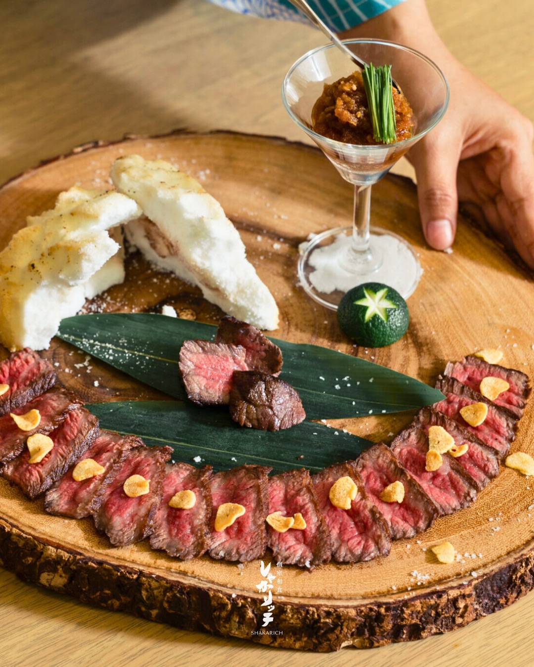 A4+ Wagyu round wrapped in bamboo leaves and salt-crusted to lock in natural umami.

เนื้อวากิว A4+ ห่อใบไผ่ อบเกลือเก็บความชุ่มฉ่ำและรส旨อย่างสมบูรณ์

A4以上の黒毛和牛もも肉を塩釜で焼き上げ、旨味を閉じ込めたローストビーフです。

ご予約・お問い合わせはプロフィールのLINEまたはお電話で。
For reservations or inquiries, please contact us via LINE on our profile or by phone.

#Shakarich #RoastBeef #Wagyu #SaltCrust #PremiumBeef BangkokDining อาหารญี่ปุ่น FineDining LuxuryDish 和牛料理