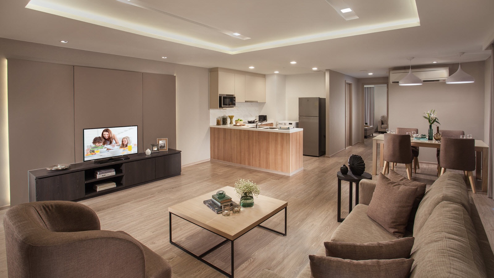 新しい生活の舞台をお探しの皆様へ🌟Somerset Ekamaiの美しい2ベッドルームのお部屋が、4月中頃にご入居可能となります🏢✨広々とした137㎡のスペースを誇り、大人気のためなかなか空きが出ない貴重なお部屋です🤩お家賃は魅力的な90,000バーツからご用意しておりますので、この絶好の機会をお見逃しなく🏠

エカマイエリアの便利な立地と、素晴らしいライフスタイルを実現するこのお部屋で、あなたの新しいストーリーを始めませんか？📖ご内覧のご予約や詳細については、ぜひお気軽にお問い合わせください📞私たちのチームが丁寧にサポートいたします。

快適でスタイリッシュな生活空間を、あなたの新しい家として迎え入れてみませんか？✨皆様からのお問い合わせを心よりお待ちしています❤️

To everyone looking for a new stage in life🌟 A beautiful 2-bedroom unit at Somerset Ekamai will be available for move-in around mid-April🏢✨ With an impressive spacious area of 137㎡, this is a rare and valuable property that seldom becomes available due to its high popularity🤩 The rent starts at an attractive 90,000 Baht, so don't miss out on this excellent opportunity🏠

Would you like to start your new story in this property, which boasts a convenient location in the Ekamai area and helps you realize a wonderful lifestyle?📖 For reservations for a viewing or for more details, please feel free to contact us📞 Our team will provide thorough support.

Why not welcome a comfortable and stylish living space as your new home?✨ We sincerely look forward to hearing from you❤️

正在寻找新生活舞台的各位🌟Somerset Ekamai美丽的两卧室房间，将于4月中旬可入住🏢✨拥有宽敞的137㎡空间，是由于极受欢迎而难得出现空房的珍贵房型🤩房租从具有吸引力的90,000泰铢起，所以千万不要错过这个绝佳机会🏠

在Ekkamai区域的便利地理位置，实现出色生活方式的这个房间，何不在这里开启你的新故事呢？📖如需预约看房或了解详细信息，欢迎随时联系我们📞我们的团队会悉心为您提供支持。

不妨让这舒适且时尚的生活空间，成为您的新家吧？✨我们衷心期待您的咨询❤️

#バンコク生活
#高級賃貸
#住まい探し
#不動産情報
#紅樹株式会社