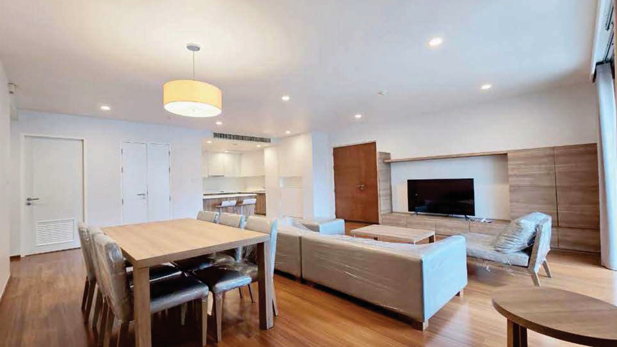 🌟Thonglor 11 Residenceにて新しいお部屋の空き情報が届きました！トンロー11にあるこの人気物件は、2ベットルーム136㎡の広々としたスペースで、4月20日以降に入居可能となります。お家賃は月額80,000バーツです✨。この2ベットタイプは各階に1部屋しかなく、大変希少ですので、早めの決断をお勧めします😊。

お部屋はシンプルで明るいインテリアが特徴で、日々の生活に心地よさをプラスします。立地も申し分なく、利便性の高さは言うまでもありません🏙️。抜群のロケーションに、広さと快適さを兼ね備えたこちらのお部屋で新たな生活を始めてみませんか？

詳細情報や見学希望の方は、ぜひお気軽にご連絡ください。皆様のご来店を心よりお待ちしております📞📧。

🌟We have received new vacancy information for a room at Thonglor 11 Residence! This popular property located on Thonglor 11 offers a spacious 2-bedroom unit with 136㎡, available for move-in from April 20th. The rent is 80,000 Baht per month✨. There is only one unit of this 2-bedroom type on each floor, making it extremely rare, so we recommend making a quick decision😊.

The room features a simple and bright interior, adding comfort to your daily life. The location is perfect and its high convenience goes without saying🏙️. Why not start a new life in this room that combines an excellent location with spaciousness and comfort?

For more information or if you wish to schedule a viewing, please feel free to contact us. We look forward to welcoming you to our office📞📧.

#トンロー
#バンコク
#賃貸物件
#Thonglor11Residence
#紅樹株式会社