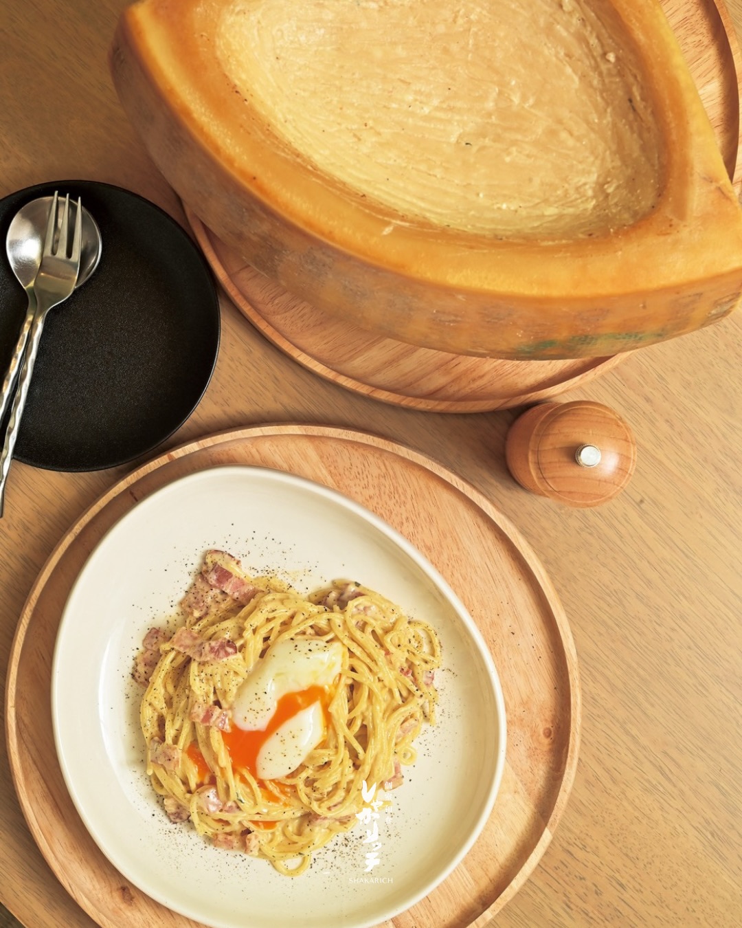 A rich Carbonara finished inside a 30kg wheel of 2-year-aged Parmigiano-Reggiano.

คาโบนาร่าคลุกในก้อนชีสปาร์มิแจโนเรจจาโนหนัก 30 กก. กลิ่นหอมเข้มและพรีเมียมสุด ๆ

30kgのパルメジャーノレッジャーノで仕上げる濃厚カルボナーラ。熟成チーズの芳醇な香りをどうぞ。

ご予約・お問い合わせはプロフィールのLINEまたはお電話で。
For reservations or inquiries, please contact us via LINE on our profile or by phone.

#Shakarich #Carbonara #ParmigianoReggiano #CheeseLovers #BangkokFood อาหารอิตาเลียน FineDiningBangkok Pasta PremiumDining チーズ