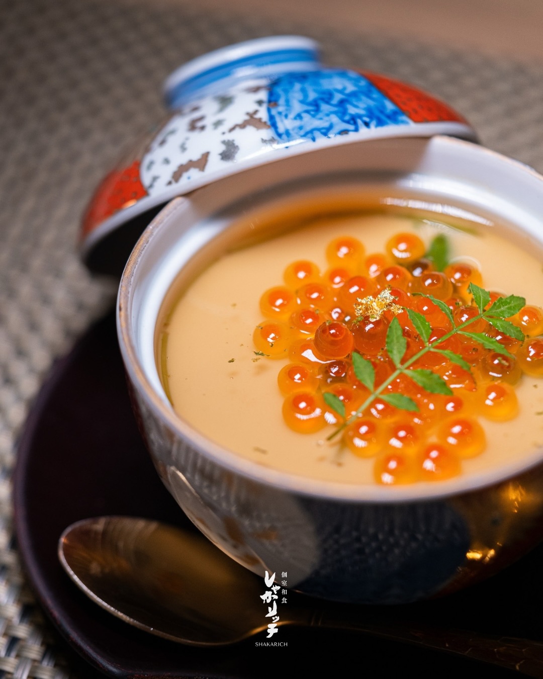 A silky-smooth steamed egg custard infused with rich Japanese dashi. Each spoonful reveals hidden seafood, adding layers of natural umami and depth.

คัสตาร์ดไข่ญี่ปุ่นเนื้อเนียนละมุนดุจผ้าไหม ผสานรสอูมามิของน้ำซุปดาชิแท้ ๆ ทุกคำที่ตักขึ้นมาจะพบกับซีฟู้ดที่ซ่อนอยู่ เพิ่มความกลมกล่อมอย่างลงตัว

シルクのように滑らかな口どけの卵液に、濃厚な出汁の旨味を凝縮。スプーンを入れるたびに、隠れた海鮮がさらに旨味を引き立てます。

ご予約・お問い合わせはプロフィールのLINEまたはお電話で。
For reservations or inquiries, please contact us via LINE on our profile or by phone.