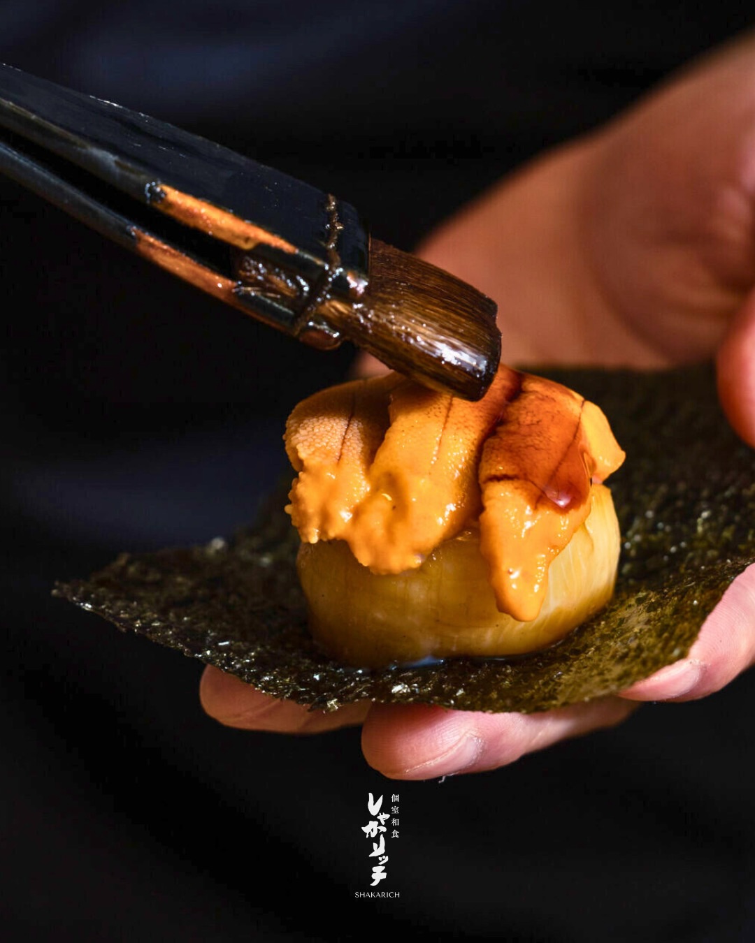 Our signature Aburi Scallop & Uni Roll is charcoal-seared in front of you and wrapped with premium seaweed. Enjoy the rich aroma and luxurious flavor in every bite.

———————
โรลหอยเชลล์ย่างไฟกับอูนิ ย่างด้วยถ่านหอมต่อหน้าลูกค้า ก่อนห่อสาหร่ายอย่างประณีต ลิ้มรสกลิ่นหอมและความละมุนสุดพรีเมียมในคำเดียว

———————
目の前で帆立を炭火で炙り、雲丹をのせて海苔で巻く名物料理。芳ばしい香りと贅沢な味わいをお楽しみください。

ご予約・お問い合わせはプロフィールのLINEまたはお電話で。
For reservations or inquiries, please contact us via LINE on our profile or by phone.

———————
#Shakarich #อาหารญี่ปุ่น #JapaneseFood #BangkokDining #PremiumDining SeafoodRoll Uni Scallop FineDining หอยเชลล์