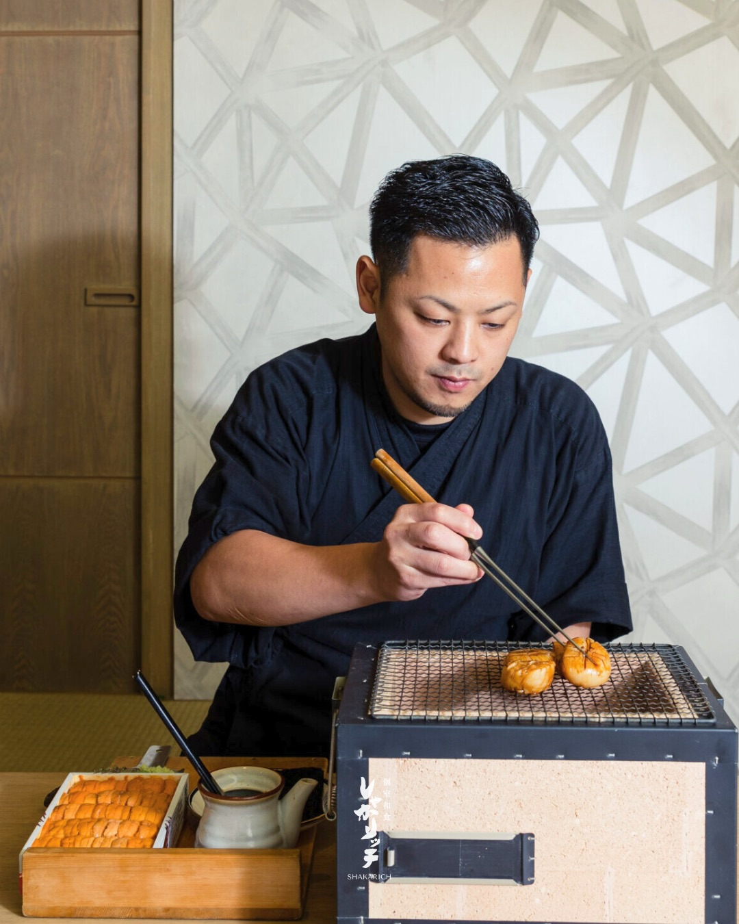 Our signature Aburi Scallop & Uni Roll is charcoal-seared in front of you and wrapped with premium seaweed. Enjoy the rich aroma and luxurious flavor in every bite.

———————
โรลหอยเชลล์ย่างไฟกับอูนิ ย่างด้วยถ่านหอมต่อหน้าลูกค้า ก่อนห่อสาหร่ายอย่างประณีต ลิ้มรสกลิ่นหอมและความละมุนสุดพรีเมียมในคำเดียว

———————
目の前で帆立を炭火で炙り、雲丹をのせて海苔で巻く名物料理。芳ばしい香りと贅沢な味わいをお楽しみください。

ご予約・お問い合わせはプロフィールのLINEまたはお電話で。
For reservations or inquiries, please contact us via LINE on our profile or by phone.

———————
#Shakarich #อาหารญี่ปุ่น #JapaneseFood #BangkokDining #PremiumDining SeafoodRoll Uni Scallop FineDining หอยเชลล์