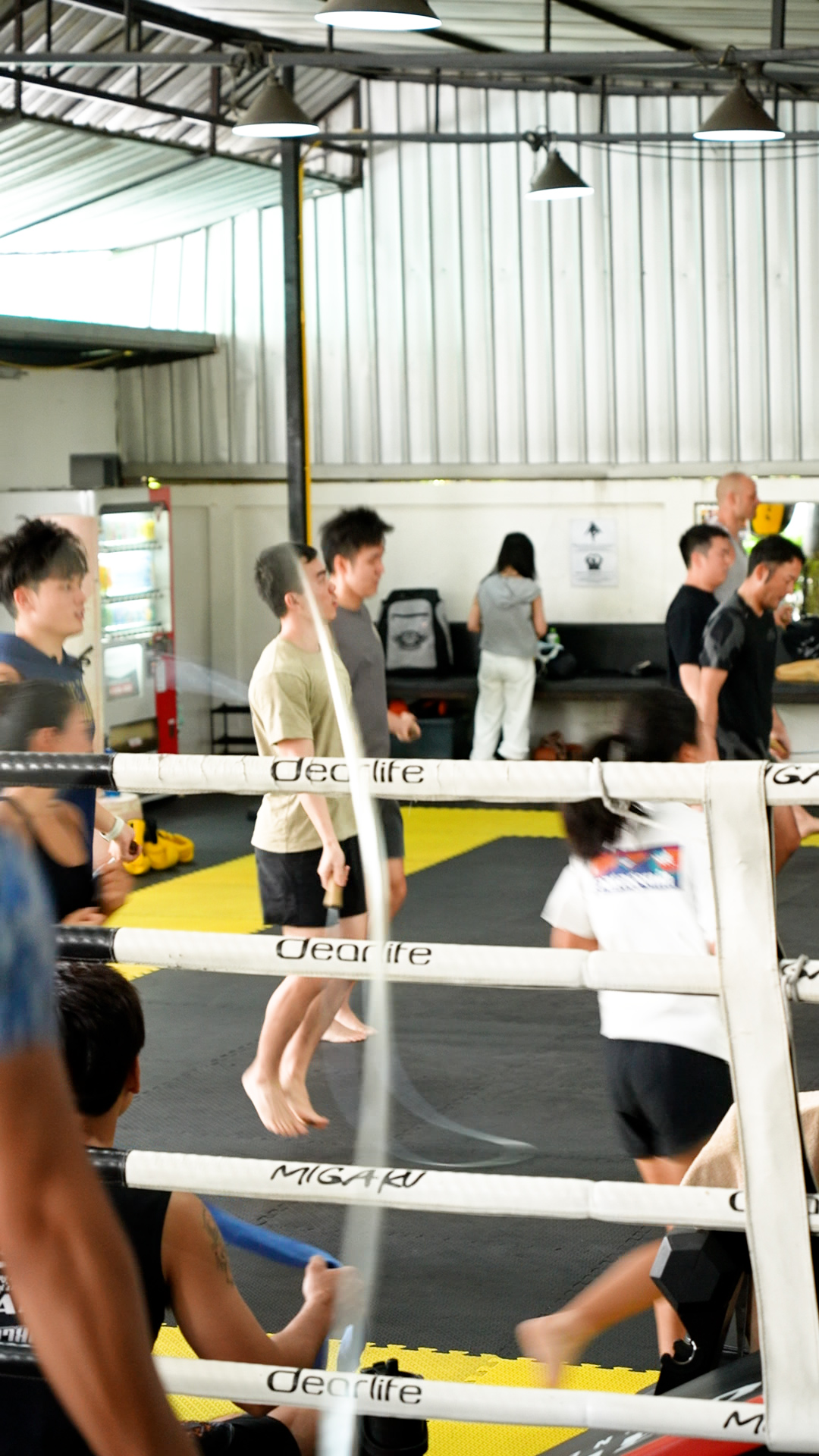 ☆ราคาเริ่มต้นที่ 390 บาท‼️👀
⚡️เปิดประสบการณ์ใหม่ ที่ฟิตเนสมวยไทยกับคอร์สทดลองเล่น
👍ยินดีต้อนรับทั้งมือใหม่และมืออาชีพ
☺️มวยไทย ไม่น่ากลัว สามารถเล่นได้ทั้งเด็กและสุภาพสตรี
🏃มาระบายความเครียดด้วยมวยไทยกันเถอะ
🚶‍♀️ยิมอยู่ปากซอย สุขุมวิท24 เดินจากBTS พร้อมพงษ์3 นาที!
📩สอบถามรายละเอียด จองผ่าน inbox ได้เลย

🕐Open Every day (90 mins 1 class)
　09:00 - 10:30
　10:30 - 12:00
　14:00 - 15:30
　15:30 - 17:30
　17:30 - 19:00
　19:00 - 20:30
　20:30 - 22:00

⚡️ムエタイフィットネスで新しい体験を始めてみませんか？体験コースはなんと390バーツからスタート！
🚶‍♀️アクセスも便利で、スクンビット24の入口に位置し、BTSプロンポン駅から徒歩3分！
👍ムエタイを始めてみたい初心者も経験者もみなさん安心して楽しめます！
🏃ストレス解消にもダイエットにも最適！一緒にムエタイで汗を流しましょう！
📩詳細やご予約はメッセージでお気軽にお問い合わせください！

#muaythai
#ลดน้ำหนัก
#ลดความอ้วน
#thaiboxing
#ออกกำลังกาย
#ลดไขมัน
#muaythaitraining
#ฟิตเนส
#ลดหุ่น
#มวยไทย
#เอวเอส
#ปั้นหุ่น
#มวยไทยเพื่อสุขภาพ
#ต่อยมวย
#เรียนมวยไทย
#ชกมวย
#เรียนมวย
#ยิมมวย
#boxinggymbkk
#ยิมมวยไทย
#มวยไทยสุขุมวิท
#ยิมมวยไทย
#ศิลปะการป้องกันตัว