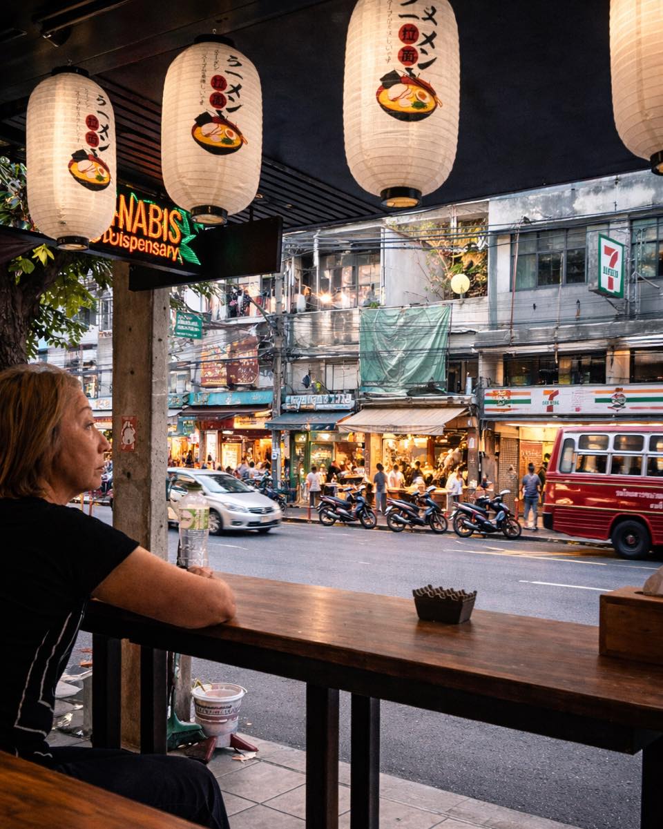 มุมนั่งใหม่
ซดราเมงร้อน ๆ
นั่งงมองทองหล่อเคลื่อนตัวไปช้า ๆ 

New seating corner.
Sipping hot ramen.
Watching Thonglor slowly move past. 

#tonglor #ramenbkk #bangkokramen #ramenmentomi