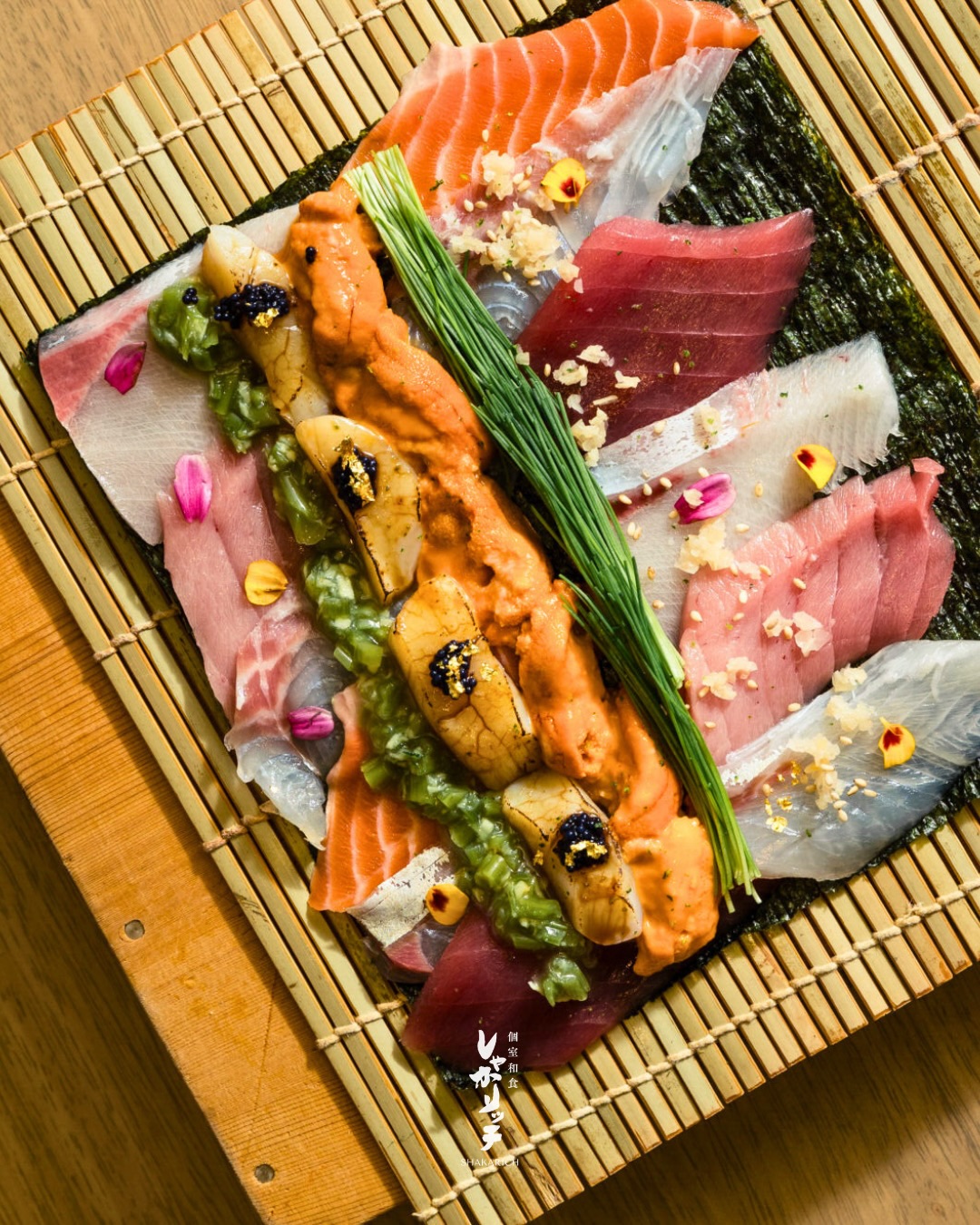 Our premium Seafood Nori Roll features Hokkaido Bafun Uni with no rice—only pure seafood, crafted one by one in front of you.

โรลซีฟู้ดพรีเมียม ใช้อูนิฮอกไกโดบะฟุน ไม่มีข้าว ซีฟู้ดล้วน ม้วนสดทีละคำต่อหน้าลูกค้า

北海道産ばふんウニを贅沢に使った、ご飯なしの海鮮海苔巻き。目の前で丁寧に巻き上げるライブ感をぜひ。

ご予約・お問い合わせはプロフィールのLINEまたはお電話で。
For reservations or inquiries, please contact us via LINE on our profile or by phone.