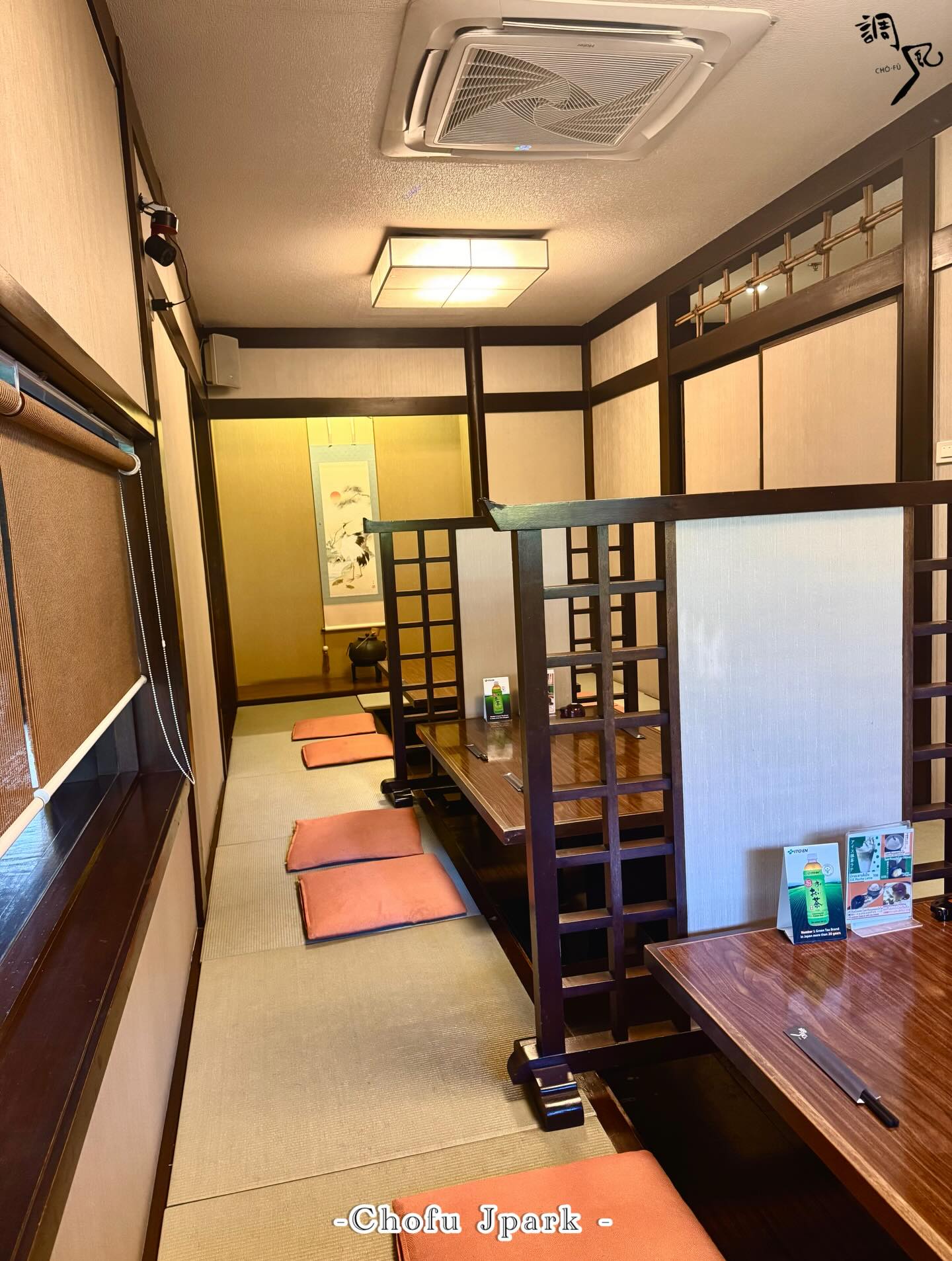 สัมผัสบรรยากาศญี่ปุ่นแท้ๆ ได้ที่ร้านของเรา! 🏮🥢 ที่นั่งพื้นเสื่อทาทานิแบบดั้งเดิมนี้ จะพาคุณเดินทางไปยังประเทศญี่ปุ่นโดยไม่ต้องออกจากประเทศไทยเลย! ไม่เพียงแค่เมนูอาหารที่เราสร้างสรรค์ขึ้นด้วยความรักและความพิถีพิถันในแบบดั้งเดิม แต่ที่นี่ยังเน้นการสร้างบรรยากาศอบอุ่นและมีเสน่ห์แบบญี่ปุ่นให้คุณรู้สึกเหมือนหลุดเข้าไปในโลกหนึ่งของญี่ปุ่น พักสายตาด้วยงานฝีมือทำมือของเราและสนุกสนานกับเพื่อนหรือครอบครัวด้วยการนั่งล้อมวงเล็กๆ เพื่อเพลิดเพลินกับอาหารอร่อยๆ ที่พร้อมบริการทุกวัน! 🍤 รีบพาคนพิเศษของคุณมาสัมผัสประสบการณ์ที่นี่เลย🥰

本格的な日本の雰囲気を当店で体験しませんか！🏮🥢 この伝統的な畳敷きの座席は、日本へ旅立たなくてもタイにいながらにして日本を感じさせてくれます！ 私たちが心を込めて丁寧に仕上げた伝統的な料理だけでなく、ここでは温かく魅力的な日本独特の雰囲気作りにも力を入れており、まるで日本の世界に迷い込んだような気分になれます。ハンドメイドのクラフト作品を眺めて目を休めたり、友達や家族と小さな輪を囲んで毎日ご提供している美味しい料理を楽しんだりできます！🍤 大切な人を連れて、ぜひこの場所で特別な体験をしてください🥰

#อาหารญี่ปุ่น
#Chofu 
#Chofujpark 
#Jpark