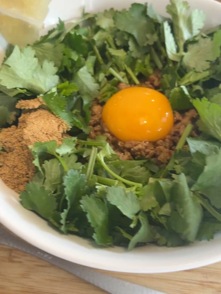 タイ・バンコクのトンロー地区にあるRamen Cafe IRODORIの「パクチーまぜそば」です🍜

器の表面を覆うほどのたっぷりのパクチーに、特製の挽き肉、魚粉、そして中央に卵黄をトッピングしています🌿 添えられたレモンを絞り、太麺と具材をしっかり混ぜ合わせてお召し上がりください。

店舗はトンローソイ13（Sukhumvit 53 Alley）、日本村すぐそばのアシュリーホテル（Ashley Hotel）2階にあります。ネコのマークの看板が目印です🐾 

毎日11:30から21:00まで通し営業しておりますので、お好きな時間にお立ち寄りください。

นี่คือ "มาเซโซบะผักชี" (Coriander Mazesoba) จากร้าน Ramen Cafe IRODORI ย่านทองหล่อ กรุงเทพฯ 🍜

ชามนี้จัดเต็มด้วยผักชีสดใหม่ที่ปกคลุมจนมิด ท็อปด้วยหมูสับสูตรพิเศษ ผงปลา และไข่แดงตรงกลาง 🌿 

บีบมะนาวที่แนบมาให้ แล้วคลุกเคล้าเส้นหนานุ่มกับเครื่องปรุงทั้งหมดให้เข้ากันก่อนรับประทาน
ร้านตั้งอยู่บนชั้น 2 ของโรงแรม Ashley Hotel ในซอยทองหล่อ 13 (สุขุมวิท 53) ใกล้กับ Nihonmura สังเกตป้ายโลโก้รูปแมว 🐾 

เปิดให้บริการทุกวัน ตั้งแต่ 11:30 น. ถึง 21:00 น.

This is the "Coriander Mazesoba" at Ramen Cafe IRODORI in Thong Lo, Bangkok 🍜

The bowl is covered with a generous amount of fresh coriander, topped with our special minced meat, fish powder, and an egg yolk in the center 🌿 
Squeeze the lemon and mix the thick noodles well with all the ingredients before eating.

We are located on the 2nd floor of Ashley Hotel in Thong Lo Soi 13 (Sukhumvit 53 Alley), right next to Nihonmura. Look for the cat logo sign 🐾 We are open daily from 11:30 to 21:00.

📌 Store Information

🏠 Store Name: Ramen Cafe IRODORI

📍 Location: 2nd Floor, Ashley Hotel, Thong Lo Soi 13 (Sukhumvit 53 Alley), right next to Nihonmura
⏰ Hours: Open Daily 11:30 - 21:00

#バンコクグルメ #トンロー #まぜそば #パクチー #ramencafeirodori