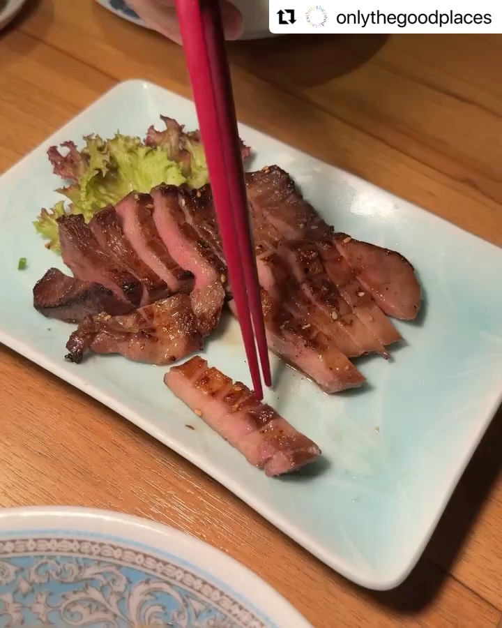 #Repost @onlythegoodplaces ขอบคุณที่กลับมาหากันนะคะ😊❤️

・・・
🎌 ร้านอิซากายะเล็กๆ บรรยากาศโฮมมี่ที่ล่าสุดมาคือ 7 ปีที่แล้ว เป็นร้าน og มาก เปิดมานานแต่ความอร่อยยังเหมือนเดิม วัตถุดิบดี อาหารก็ญี่ปุ่นแนวอิซากายะ แต่เค้าจะมีเมนูฟิวชั่นที่ไม่เหมือนใครเยอะมาก 

เมนูที่ต้องสั่งทุกครั้งคือ chutoro ponzu ทูน่าละมุนมากก จิ้มๆ กับพอนซึคือสดชื่นนน แต่สิ่งที่เราเลิฟที่สุดคือข้าวโพดทอด ยกให้เป็น the best corn tempura 🌽 ข้าวโพดฮอกไกโดเป็นเม็ดๆ หนึบหน่อย หวาน และกรอบมากก แป้งไม่หนา ไม่อมน้ำมัน คือหยุดกินไม่ได้จริงๆ พวกปลาดิบ ซาชิมิไรงี้ก็คือสด ลิ้นวัวย่างมาได้ดี ปกติสั่ง mentaiko pasta แต่รอบนี้ลอง cold spaghetti with seafood มา รสชาติไลท์เย็นๆ สดชื่นดี ราคาถือว่าค่อนข้างสูงกว่าอิซากายะร้านอื่นๆ เหมือนกัน แต่วัตถุดิบก็ดี ข้อเสียคือที่ไม่มีที่จอดรถ จอดที่ตลาดอินดี้ทองหล่อ (80฿) ละต้องเดินลัดเลาะซอยมาหน่อย ถ้ามีที่จอดจะกลับมาซ้ำบ่อยกว่านี้ 🥲

📍Kenji’s Lab, Thonglor
💸1300฿++ per person
🔁yes 

#bkkfood #bkkfoodie #bangkokfood #อร่อยบอกต่อ