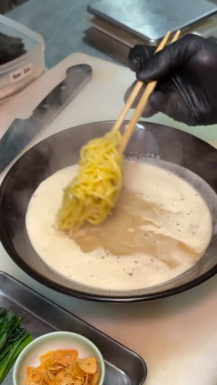 🍜 黒豚角煮チャーシュー味噌ラーメン

ราเมงมิโสะซุปเข้มข้น
ซุปกระดูกหมูและไก่เคี่ยวจนเป็นน้ำซุปสีขาวหอมมัน
ผสมน้ำมิโสะจากเกียวโต รสลึกกลมกล่อม
ท็อปด้วยหมูสามชั้นตุ๋นบัลซามิก ถั่วงอก ผักโขม ต้นหอม กระเทียม และเม็นมะ

和食料理人が作る、黒豚角煮チャーシュー味噌ラーメン。
豚骨と鶏ガラの白湯スープに、京都産味噌を合わせた深みのある味わい。
麺はコシのある中太麺。
バルサミコで煮込んだ角煮チャーシューが旨味を引き立てます。

Rich Miso Ramen with braised Kagoshima pork.
A deep white broth made from pork & chicken bones,
blended with Kyoto miso, paired with firm medium noodles
and balsamic-braised pork chashu.

ご予約・お問い合わせはお電話または公式LINEよりお願いいたします。
For reservations or inquiries, please contact us by phone or via our Official LINE.

#Ramen #MisoRamen #JapaneseChef #PorkChashu #BangkokRamen Shakarich Thonglor Surawong JapaneseCuisine NoodleLovers