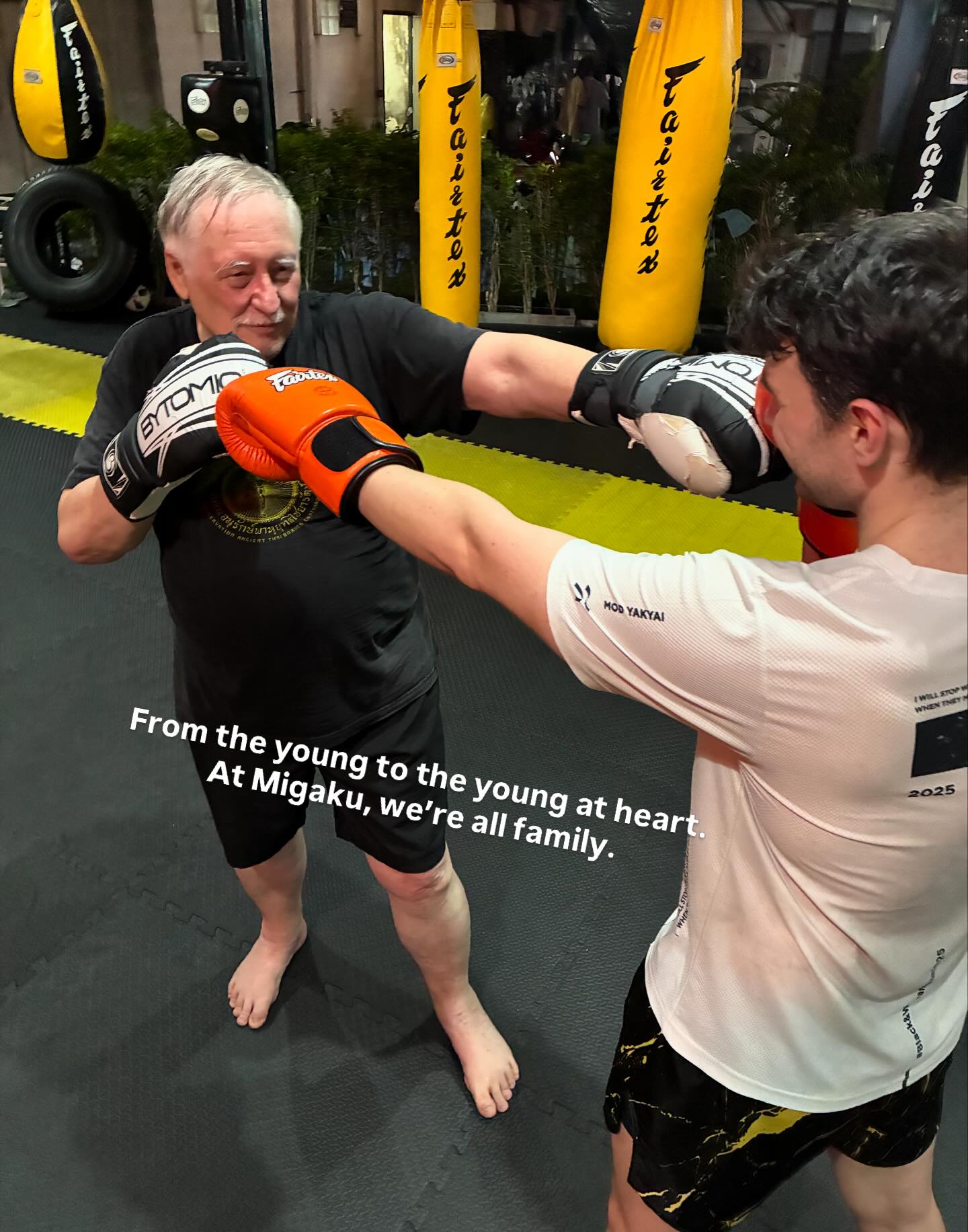 ทั้งวัยรุ่นและผู้ใหญ่
ที่ Migaku เราคือครอบครัวเดียวกัน

From the young to the young at heart.
At Migaku, we’re all family.

年輕人也好，人生前輩也好，
在 Migaku，我們都是一家人。

#泰拳  #muaythailife  #ลดหุ่น #ムエタイ