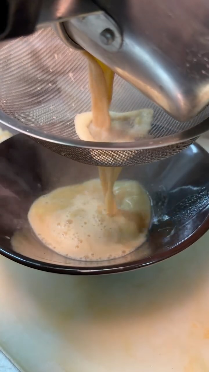 🍜 鴨ネギ煮干しラーメン

ราเมงเป็ดและปลาตัวเล็กกลิ่นหอมลึก
ซุปเข้มข้นจากเป็ด ไก่ ปลาแห้ง และน้ำสต็อกทะเล
เส้นบางหนึบ พร้อมอกเป็ดรมควันนุ่มฉ่ำ

和食料理人の技が光る。
旨みを重ねた鴨ネギ煮干しラーメン。
鴨肉・鶏ガラ・煮干し・魚介を合わせた深い味わいのスープに、
コシのある細麺と鴨の燻製チャーシューを添えた一杯です。

Duck & Niboshi Ramen crafted by Japanese chefs.
A layered broth of duck, chicken bones, niboshi, and seafood essence,
served with firm thin noodles and smoked duck chashu.

ご予約・お問い合わせはお電話または公式LINEよりお願いいたします。
For reservations or inquiries, please contact us by phone or via our Official LINE.

#Ramen #DuckRamen #JapaneseChef #BangkokRamen #Shakarich NiboshiBroth TokyoStyleRamen Thonglor Surawong JapaneseCuisine