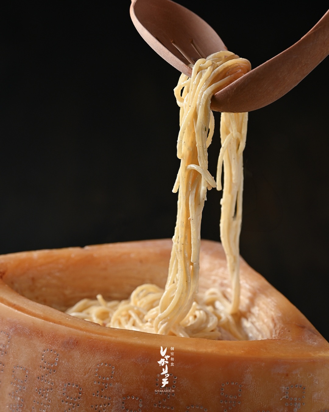 A rich Carbonara finished inside a 30kg wheel of 2-year-aged Parmigiano-Reggiano.

คาโบนาร่าคลุกในก้อนชีสปาร์มิแจโนเรจจาโนหนัก 30 กก. กลิ่นหอมเข้มและพรีเมียมสุด ๆ

30kgのパルメジャーノレッジャーノで仕上げる濃厚カルボナーラ。熟成チーズの芳醇な香りをどうぞ。

ご予約・お問い合わせはプロフィールのLINEまたはお電話で。
For reservations or inquiries, please contact us via LINE on our profile or by phone.

#Shakarich #Carbonara #ParmigianoReggiano #CheeseLovers #BangkokFood อาหารอิตาเลียน FineDiningBangkok Pasta PremiumDining チーズ