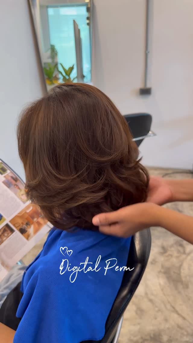 𝑫𝒊𝒈𝒊𝒕𝒂𝒍 𝑷𝒆𝒓𝒎 ⭐️💫 #ดัดผมดิจิตอลสไตล์ญี่ปุ่น
สาวๆ A͇D͇O͇R͇ 🕊️ ที่คิดจะดัดผมเพื่อเปลี่ยนลุดให้ตัวเองดูไม่น่าเบื่อ การดัดผมดิจิตอลก็เป็นทางออกอย่างนึงสำหรับ สาวๆ ผมตรง ต้องการเปลี่ยนให้ปลายผมดูมีลอน มีวอลลุ่ม พอง หนา มากขึ้น

การ #ดัดผมดิจิตอล เป็นการใช้เครื่องดัดดิจิตอล ที่มีความร้อนเข้ามาช่วยระหว่างม้วนแกนผม ลอนที่ได้ออกมาจะดูคม สวย ลอนดูชัด เซทผมและดูแลง่ายมาก🌻

และที่สำคัญ‼️ ทางร้านได้เลือกใช้เครื่องดัดดิจิตอลนำเข้ามาจากญี่ปุ่น 𝑷𝒂𝒊𝒎𝒐𝒓𝒆 🫧ซึ่งเครื่องนี้ช่วยให้ได้ออกมาได้ผลลัพธ์ที่ดี ดัดแล้วผมไม่ค่อยแห้งเสียมากขึ้น

🅑🅞🅞🅚🅘🅝🅖 จองคิว.!!
ติดต่อสอบถามโปรโมชั่นได้ที่
---------------------------------------

Hair Atelier ADOR - แฮร์ อเทลเลอร์ อดอร์ 
🧡  𝐓𝐄𝐋: 02-108-9977, 084-044-8900
💚 𝐋𝐈𝐍𝐄 𝐎𝐀: @hairatelierador
📍ทองหล่อ Noble Ora Condo ชั้น 1 
การเดินทาง: 🚝BTS ทองหล่อ/ 🚙 มีที่จอดรถสะดวก
---------------------------------------

#HairAtelierADOR #hairsalon 
#ร้านทำผมทองหล่อ