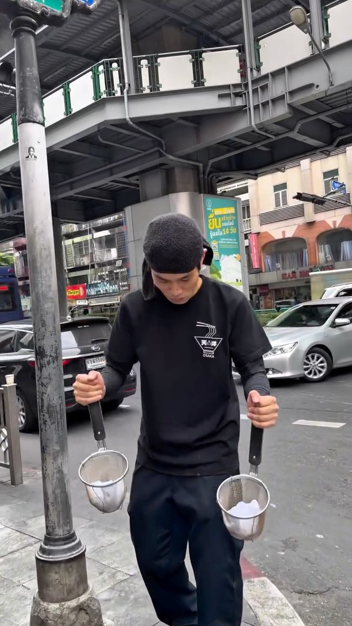 He practice Ramen on the road Bangkok!?5555

@tenyoramen.nana 
Real Ramen. Real Flavor.
Open 11:00–03:00
📞 095 587 9759