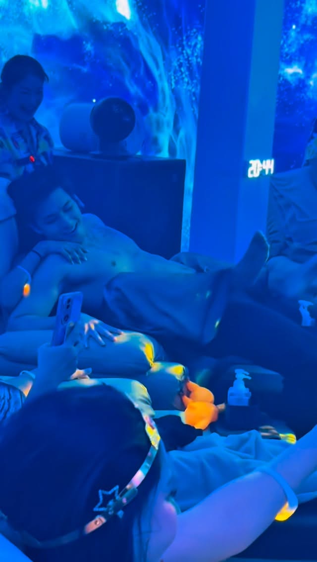 POV: You came for a massage in Bangkok…
and somehow ended up inside another universe 🌌

Relaxation under the stars.
Lights. Music. Energy.

This is not just a massage.
This is the world’s noisiest massage experience.

From deep relaxation
to full entertainment mode —
all in one session.

Book via the reservation link in our profile.

📍 Bradbury - Soi Sukhumvit 61
⏰ 12:00 – 0:00

#BRADBURY #massage #bangkoktrip #映えスポット #InstaWorthy