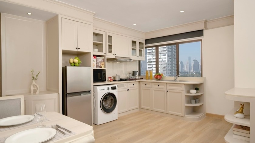 Centre Point Sukhumvit 10の魅力的なお部屋がプロモーション中です✨76㎡の1ベッドルームが、なんと85,000バーツで手に入ります。広々とした開放的な間取りは、生活の快適さを高めます。アソーク駅までは少し距離がありますが、専用のサービスカーで駅近くまで送迎可能なので、通勤や買い物を便利にサポートします🚗💨また、敷地の裏側にある公園からも出入り可能なため、自然を感じながらのんびりとした時間を過ごすことができます🌳

プライバシーと利便性を兼ね備えたこのお部屋で、新しい生活を始めてみませんか？お問い合わせはお早めに。詳細はお気軽にDMで質問してください😊

 🏢

At Centre Point Sukhumvit 10, you can now find attractive rooms on promotion ✨ A spacious 76㎡ 1-bedroom can be yours for only 85,000 baht. The open and airy layout enhances comfort in daily living. While Asok Station is a bit of a walk away, a dedicated service car can take you close to the station, conveniently supporting your commute and shopping trips 🚗💨 Also, since the property connects to a park at the rear, you can come and go from there too, providing opportunities to spend leisurely time surrounded by nature 🌳

Wouldn’t you like to start a new life in this room that combines privacy and convenience? Contact us soon. For more details, feel free to ask any questions via DM 😊

 🏢

Centre Point Sukhumvit 10 的魅力房型正在促销中✨76㎡的一居室，仅需85,000泰铢即可入手。宽敞开放的户型设计极大提升了居住的舒适度。虽然距离Asok站有些距离，但有专属接送车可以送到车站附近，让您的通勤和购物更加便利🚗💨此外，还可以通过用地后方的公园自由进出，您可以在感受大自然的同时，悠闲地享受时光🌳

您是否想在兼具隐私与便利的这个房间里，开启全新的生活呢？欢迎尽早咨询。如需详细信息，请随时私信提问😊

 🏢

#バンコク生活
#ラグジュアリーアパートメント
#プロモーション中
#BTSアソーク
#紅樹株式会社