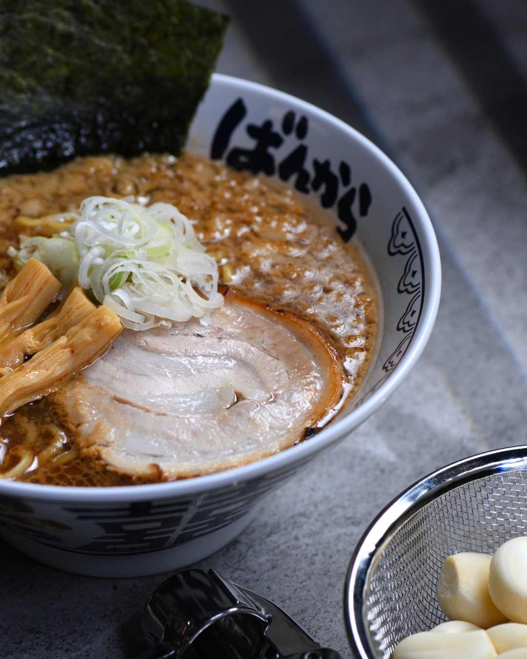 สัมผัสรสชาติราเม็งต้นตำรับจากญี่ปุ่นแท้ๆ ส่งตรงความอร่อยจากโตเกียวสู่ชามของคุณ! 🍜🇯🇵 Authentic Tokyo Ramen experience. ต้องที่ Bankara Ramen เท่านั้น! ✨