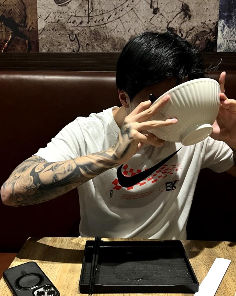 พอชิมคำแรก
เขาพูดสั้น ๆ ว่า

“So good.”

แล้วไม่นาน
ก็เห็นภาพนี้… 🍜

เลยเดินเข้าไปขออนุญาตถ่ายรูปไว้
โมเมนต์แบบนี้
คือกำลังใจของพวกเราที่ Ramen Mentomi

ขอบคุณมากครับ 🙏🍜❤️ #tonglor #ramenbkk #bangkokramen #ramenmentomi