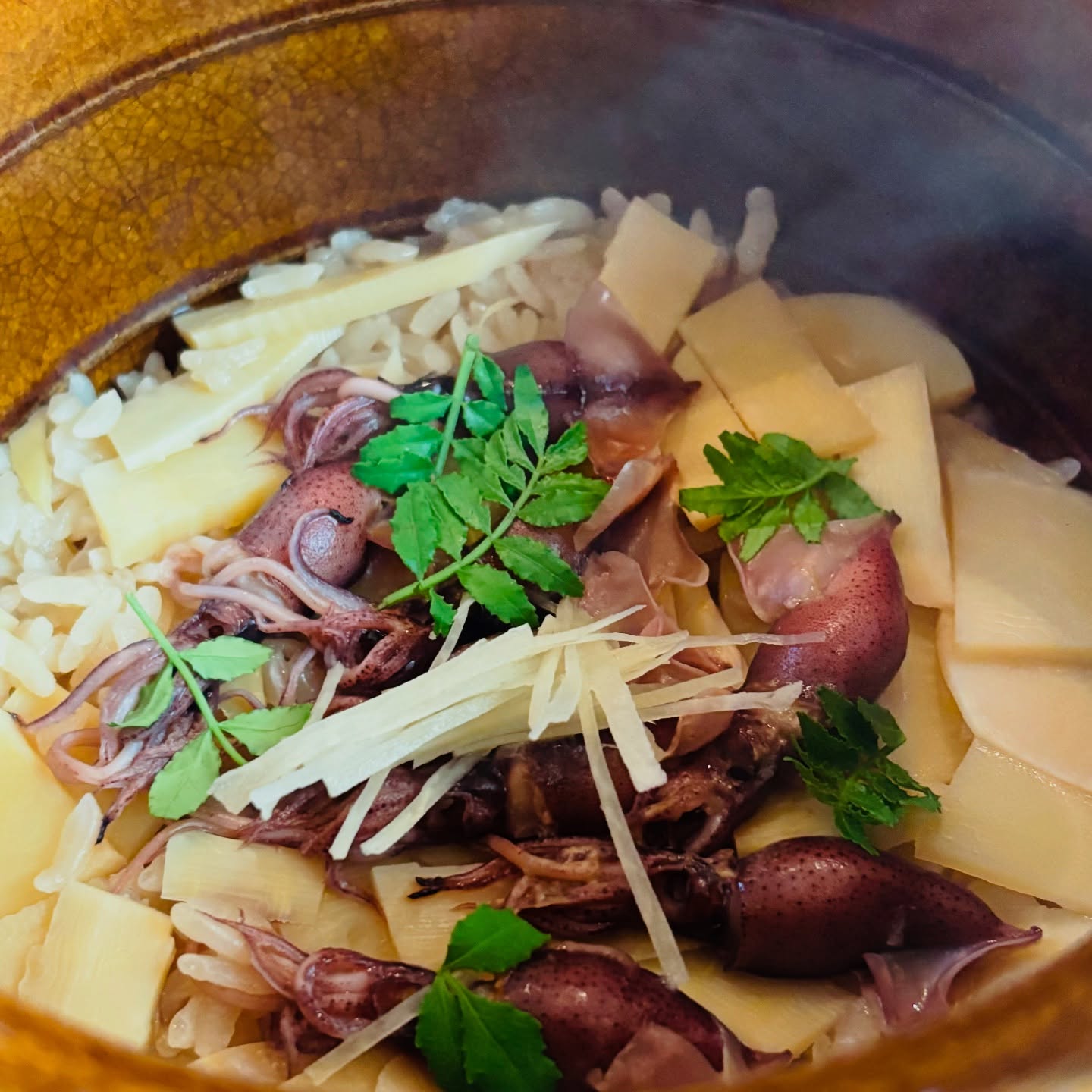 ข้าวหม้อดินโฮตารุอิกะกับหน่อไม้

ข้าวหุงในหม้อดินกับโฮตารุอิกะ (ปลาหมึกหิ่งห้อย) ที่มีอูมามิเข้มข้น และหน่อไม้ฤดูใบไม้ผลิที่มีกลิ่นหอมอ่อน ๆ
ปิดท้ายด้วยขิงสดและใบคิโนเมะ ให้กลิ่นหอมที่สะท้อนรสชาติของฤดูใบไม้ผลิแบบญี่ปุ่นครับ
Hotaru Ika and Bamboo Shoot Donabe Rice

Donabe rice cooked with the rich umami of hotaru ika (firefly squid) and the delicate aroma of spring bamboo shoots.
Finished with fresh ginger and kinome leaves, offering a fragrant taste of Japanese spring.

蛍烏賊と筍の土鍋ご飯

蛍烏賊の濃厚な旨味と、春の筍の香りを合わせて炊き上げた土鍋ご飯。
仕上げに生姜と木の芽を添え、春の香りをお楽しみいただけます。

#bangkokfood 
#bangkokfoodies 
#bangkokjapanesefood 
#bangkokrestaurant 
#bangkokseafood