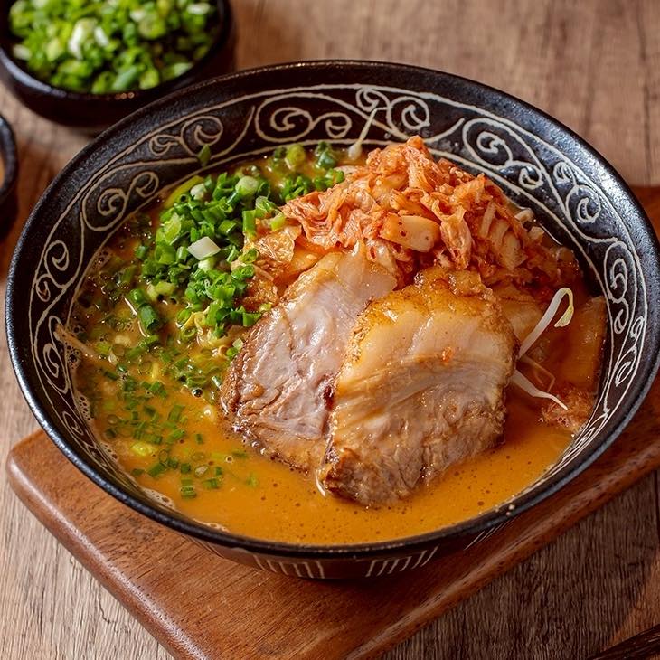 เมนูมิโซะกิมจิของ Ramen Mentomi มีดียังไงน้า 
ด้วยความลึกของมิโซะสูตรพิเศษ
ที่ซ้อนชั้นรสชาติอย่างมีมิติ
ตัดกับกิมจิที่ปลุกทุกคำให้มีชีวิต
A perfect balance. 🍜 

メン富（Mentomi）の味噌キムチラーメン。
その美味しさの理由は…

特製味噌の奥深いコク。
幾重にも重なる味わいの層。

そこにキムチの刺激が加わり、
一口ごとに味を目覚めさせる。

まさに、絶妙なバランス。🍜

#tonglor #ramenbkk #bangkokramen #ramenmentomi