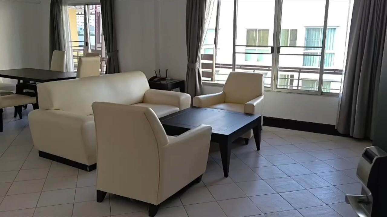 🏡✨【Charkthip Courtのご紹介】✨🏡

バンコクの人気エリア、トンローにある「Charkthip Court」は、BTSトンロー駅やフジスーパー4号店まで徒歩圏内で、日本人の皆様にも大変ご好評いただいております。立地条件が抜群で、お買い物や通勤がとても便利です🚶‍♂️💼

以前古さが気になったお部屋も、最近リフォームを行い、さらに快適に過ごしていただける空間になりました。お部屋はペットもOK🐶🐱なので、大切な家族であるペットと一緒に快適な生活を送ることができます。

さらに、月々の家賃は55,000バーツと、この周辺ではとてもリーズナブル。1階にはリゾート風のプールや、安全に遊べる小さな公園も完備しております🌴🏊‍♂️

ぜひ一度、見学にいらしてください。お部屋の素晴らしさを実際に感じてみてくださいね✨

#バンコク生活
#トンロー
#ペット可
#リノベーション
#紅樹株式会社