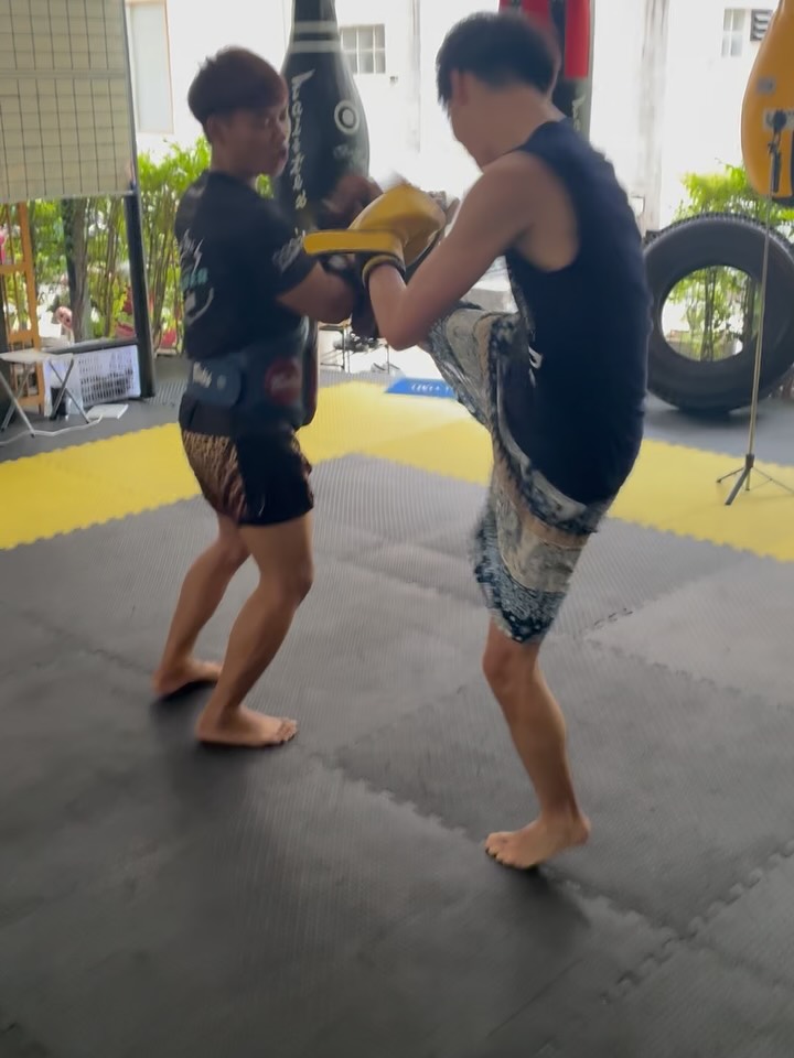 卒業旅行に忘れられない。。。
頭が真っ白になるくらい追い込んだ後は美味しく🍺しちゃってください。

#タイ #バンコク #ムエタイ #卒業旅行