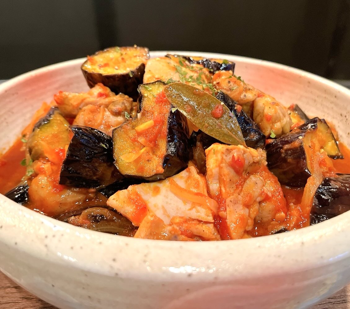 今月はお得なドリンクキャンペーンやってますよー

角ハイボール　100B
ジムビームハイボール　80B
黒霧島　100B
薩摩宝山　100B
 
この機会に是非皆様のご来店お待ちしております♪

おひとりさま大歓迎！
カウンター席大人気

おばんざい、鉄板焼きメニュー
二階テーブル席、三階個室完備
一階カウンター席でもオーダー可能です

黒兵衛では
各種ご宴会のご予約承ります♪
コース1,000バーツ〜
飲み放題 300バーツor 400バーツ

二階テーブル席
三階9名様までの小宴会用個室ございます。

よろしくお願いします♪

3月もHappy hour 開催中です
17:00〜19:30

キリンビール大瓶　120B
ウィスキーハイボール　80B

Happy hour in  March❗️
17:00〜19:30
Kirin Beer Big Bottle 120B
Whisky Hi-ball 80B

#バンコク創作料理居酒屋 #バンコク日本料理店 #バンコク小料理屋 #バンコクおばんざい #バンコク1人飲み