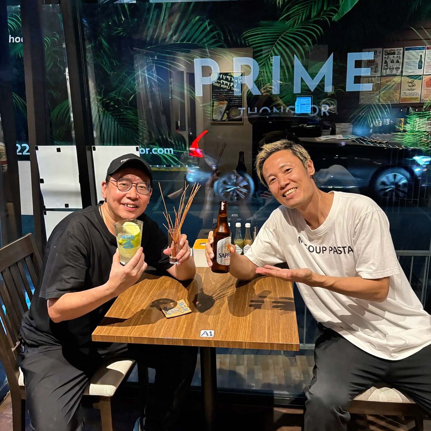 🍻
@foobrecabkk のパン職人Kazumaさんと！！
現在ルンバの“ピザ🍕生地”や“バゲット🥖”は
フーブレッカにお願いしております！！
@hokkaido_soupcurry_bkk では
カレーパン生地をお願いしてます！！
そんな感じ仲良くさせてもらってます🤝

今後も新しいメニューを考え中です！
リクエストあれば何でも言ってくださいね！
(タコス系が良いかなって思ってます🌮)

では本日もランチ&ディナー
ピリッとよろしくお願いします🙇‍♂️🙇

#トンロールンバ #トンロー #スープパスタ #🇹🇭

※新作スープパスタ2種とミニサラダと〆ライス
近日中にやります！！やってから悩みます！！