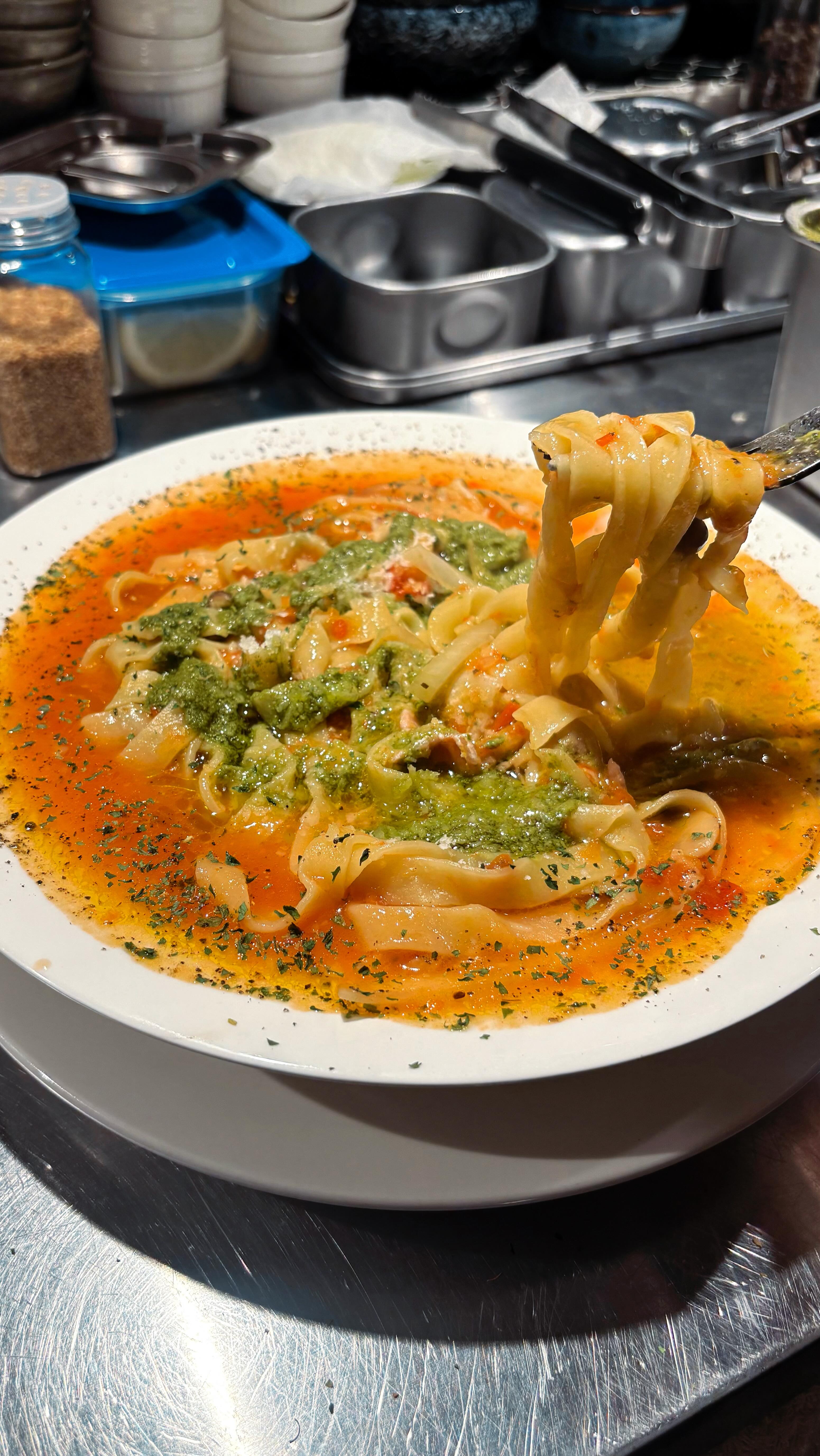 #生パスタ 🔥
麺といえばKanezin社🇯🇵にお願いして
特注麺を作ってもらいました！！

ドゥラムセモリナ（Durum Semolina）100%
→最大の特徴は、グルテンを豊富に含み、黄色味が強くて弾力がある点です。この特性により、茹でても崩れにくく、もちもちとした強いコシのある食感になります🍝

現在は試作段階ですが充分美味しい😋
今後 夜限定でやっていこうと思ってます！！
開始時期についてはまたお知らせします📣

#トンロールンバ #トンロー #スープパスタ #🇹🇭