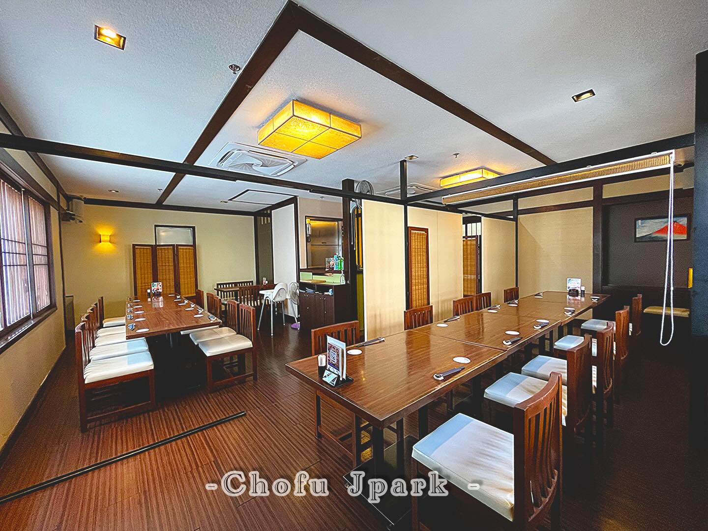 📌👀หากคุณกำลังมองหาโต๊ะทานอาหารที่ตอบโจทย์การพบปะสังสรรค์กับครอบครัวหรือเพื่อนๆ ในบรรยากาศอบอุ่นเป็นกันเอง โต๊ะขนาดใหญ่เหมาะสมที่สุดค่ะ 🍽️ ด้วยพื้นที่กว้างขวาง คุณสามารถจัดวางอาหารและเครื่องดื่มได้หลากหลาย โดยไม่ต้องกังวลเรื่องพื้นที่ไม่พอ

นอกจากนี้ ยังช่วยสร้างบรรยากาศการกินเลี้ยงที่สามารถให้ทุกคนได้พูดคุยและแลกเปลี่ยนเรื่องราวที่น่าสนใจได้อย่างเต็มที่ ด้วยการจัดห้องให้ดูกว้างขวางและน่าสบาย คุณสามารถเปลี่ยนบรรยากาศจากห้องทานอาหารทั่วไปให้กลายเป็นสถานที่พิเศษได้อย่างง่ายดาย 🥳

📌👀もし家族や友人との温かくアットホームな雰囲気の中で集まるのにぴったりなダイニングテーブルをお探しなら、大きなテーブルが最適です🍽️ 広々としたスペースで、さまざまな料理や飲み物を余裕を持って並べることができ、スペース不足の心配もありません。

さらに、皆が自由に会話し興味深い話を思う存分交換できるパーティーの雰囲気づくりにも役立ちます。お部屋を広々と心地よい印象に整えることで、普通のダイニングルームを特別な場所に簡単に変えることができます🥳 
📍พิกัด : Cho-fu (ร้านอยู่ใน J-park Sriracha)
https://goo.gl/maps/shy5piCqB5F7So5aA
🕰เปิดทุกวันเวลา 11:00 - 21:00
☎️สอบถามหรือจองโต๊ะล่วงหน้า : 038-339140 
#อาหารญี่ปุ่น
#ร้านอาหารญี่ปุ่น
#โชฟูเจพาร์ค
#Chofujpark 
#Chofu