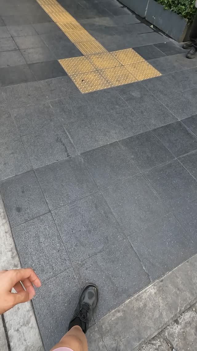 What does he doing on the road!?

#ramentenyonana #ramenbkk