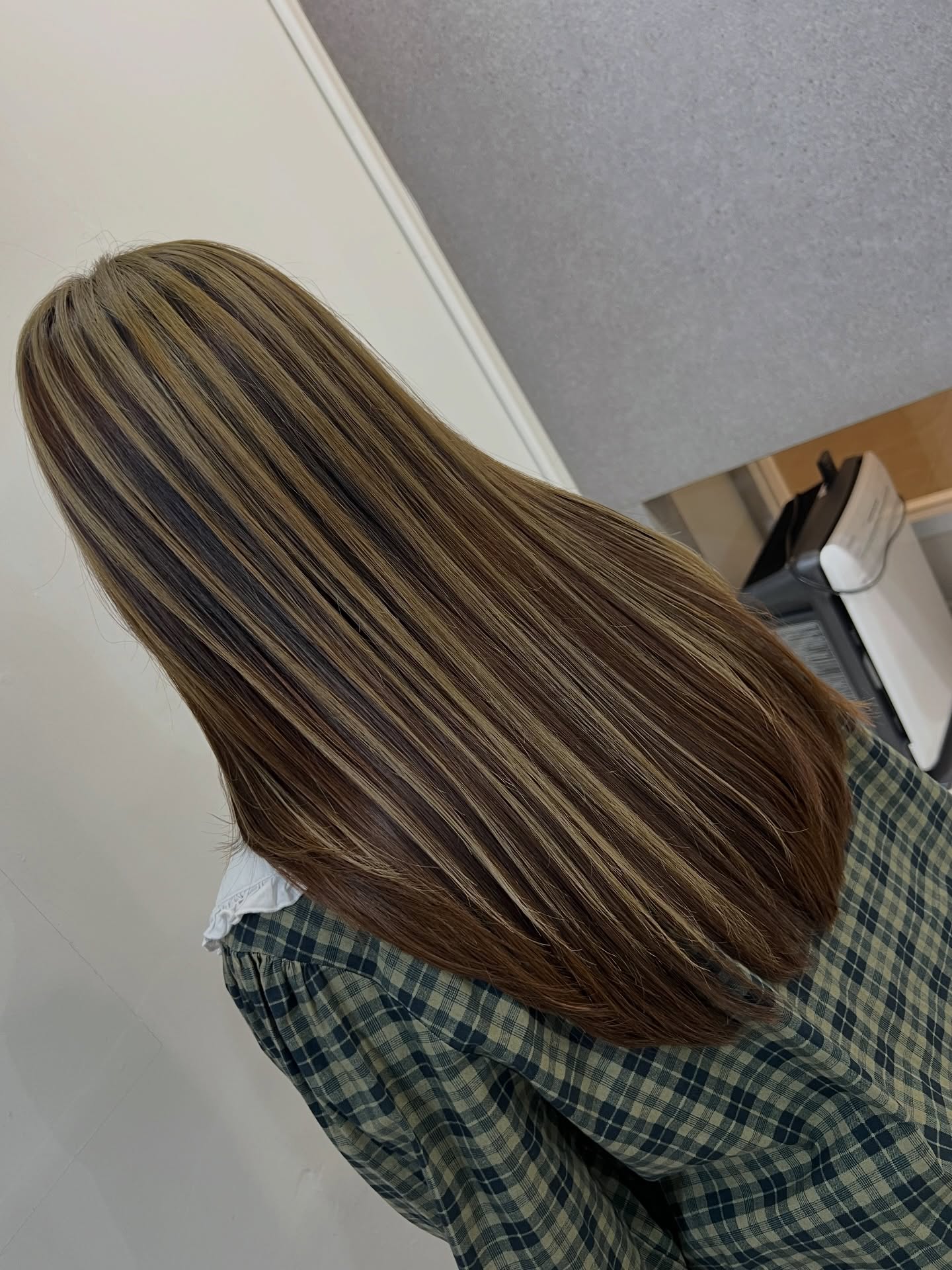 New Hair Trend ☂️
Umbrella Color Hair
สีซ่อนด้านใน เพิ่มมิติให้ผมสวย ดูมีสไตล์แบบสาวญี่ปุ่น 🇯🇵

#UmbrellaColor #HairColorTrend #JapaneseHairStyle #BangkokSalon #HairColor

[ADDITIONAL 500 BATH FOR HAIR LENGHT OVER 20 INCHES]

We use High quality products from Japan 

🚘 ฟรีที่จอดรถ
👇🏻
Booking : 📕
Line oa @cyanbkk
Tel. 020092616
  0622922841
Open hours :⏰
Everyday 9.30-18.30 น.

japanesesalon japanesehair tokyohair
japanesehaircolor ashhair beigehair
haircolor bangkoksalon ร้านทำผมสไตล์ญี่ปุ่น
hairtransformation ร้านทำผมทองหล่อ

バンコク美容室  トンロー美容室  日本人美容師 日本式ヘアサロン 透明感カラー
アッシュカラー ベージュカラー 外国人風カラー ThonglorSalon bangkokjapanesesalon