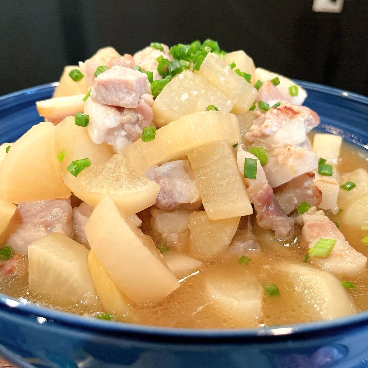 今週も始まりました
よろしくお願いします🙇

お席がっつり空いてます
皆様のご来店お待ちしております♪

おひとりさま大歓迎！
カウンター席大人気

おばんざい、鉄板焼きメニュー
二階テーブル席、三階個室完備
一階カウンター席でもオーダー可能です

黒兵衛では
各種ご宴会のご予約承ります♪
コース1,000バーツ〜
飲み放題 300バーツor 400バーツ

二階テーブル席
三階9名様までの小宴会用個室ございます。

よろしくお願いします♪

3月もHappy hour 開催中です
17:00〜19:30

キリンビール大瓶　120B
ウィスキーハイボール　80B

Happy hour in  March❗️
17:00〜19:30
Kirin Beer Big Bottle 120B
Whisky Hi-ball 80B

#バンコク創作料理居酒屋 #バンコク日本料理店 #バンコク小料理屋 #バンコクおばんざい #バンコク1人飲み